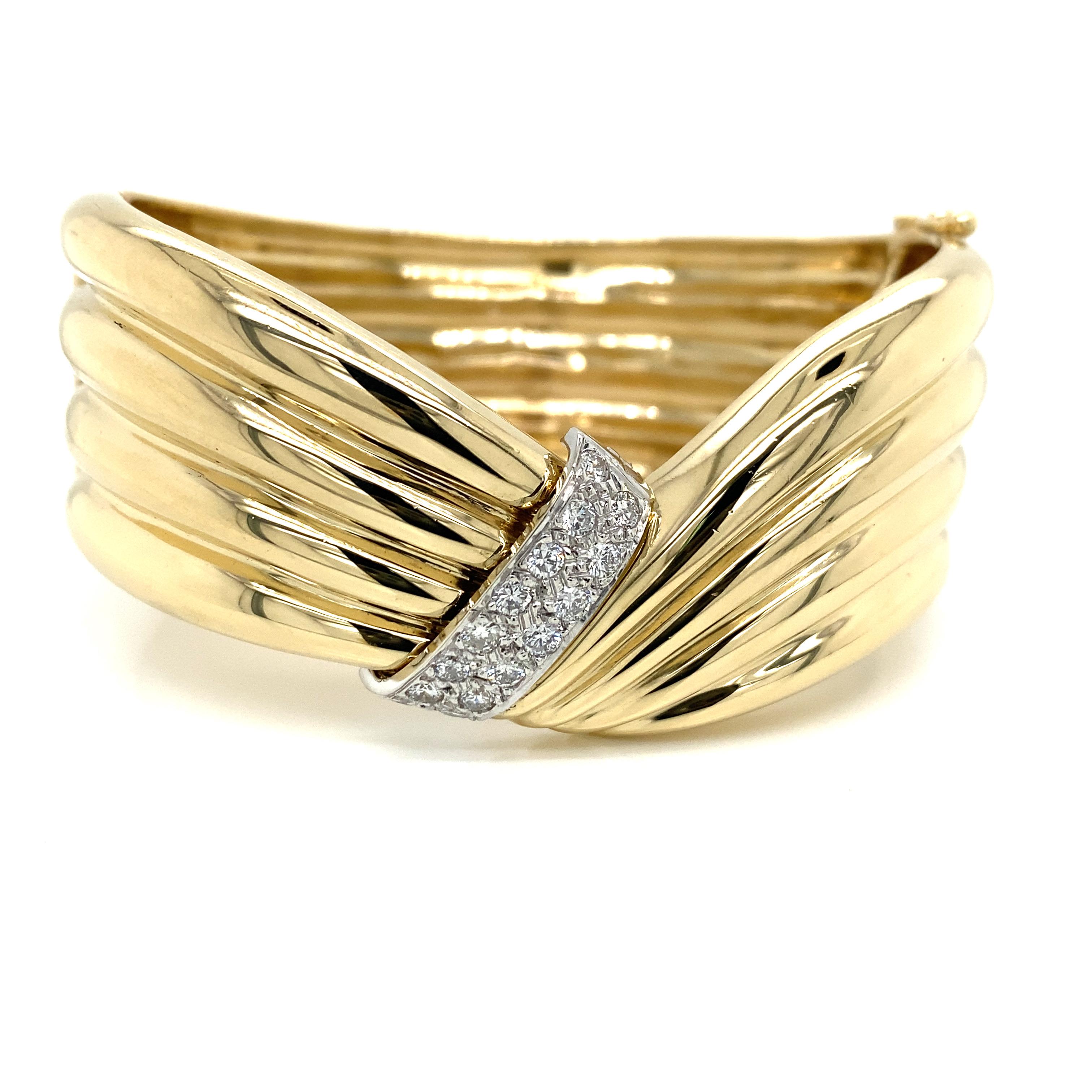 Diamond Twist Armreif aus zweifarbigem 14K Gold.  Runde Diamanten im Brillantschliff mit einem Gesamtgewicht von 0,60 Karat, einer Farbe von G-I und einer Reinheit von SI sind fachmännisch gefasst.  Der Armreif misst 6 Zoll Innenumfang und 1 Zoll