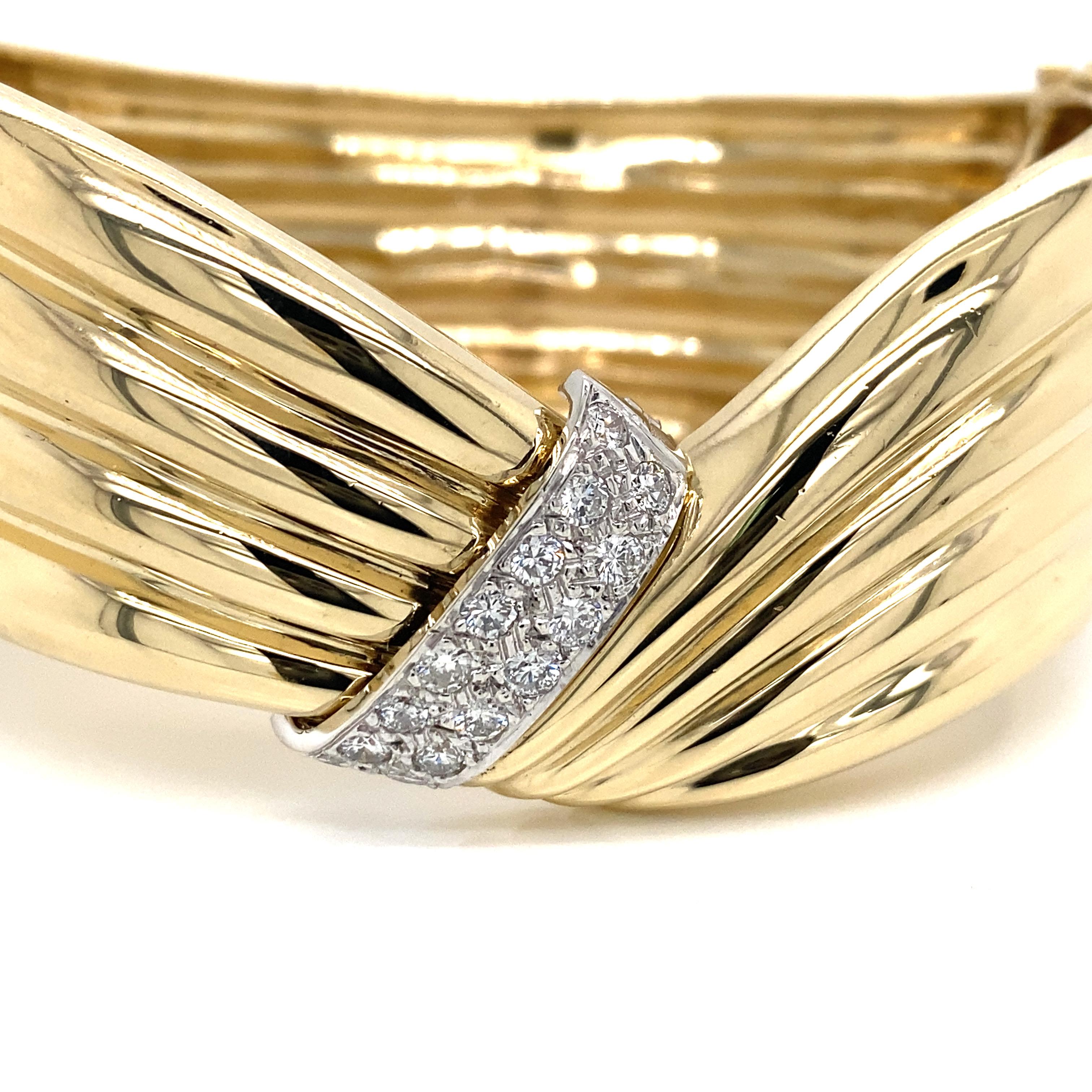 14k Diamond Twist Armreif Zweifarbig Gold (Rundschliff) im Angebot