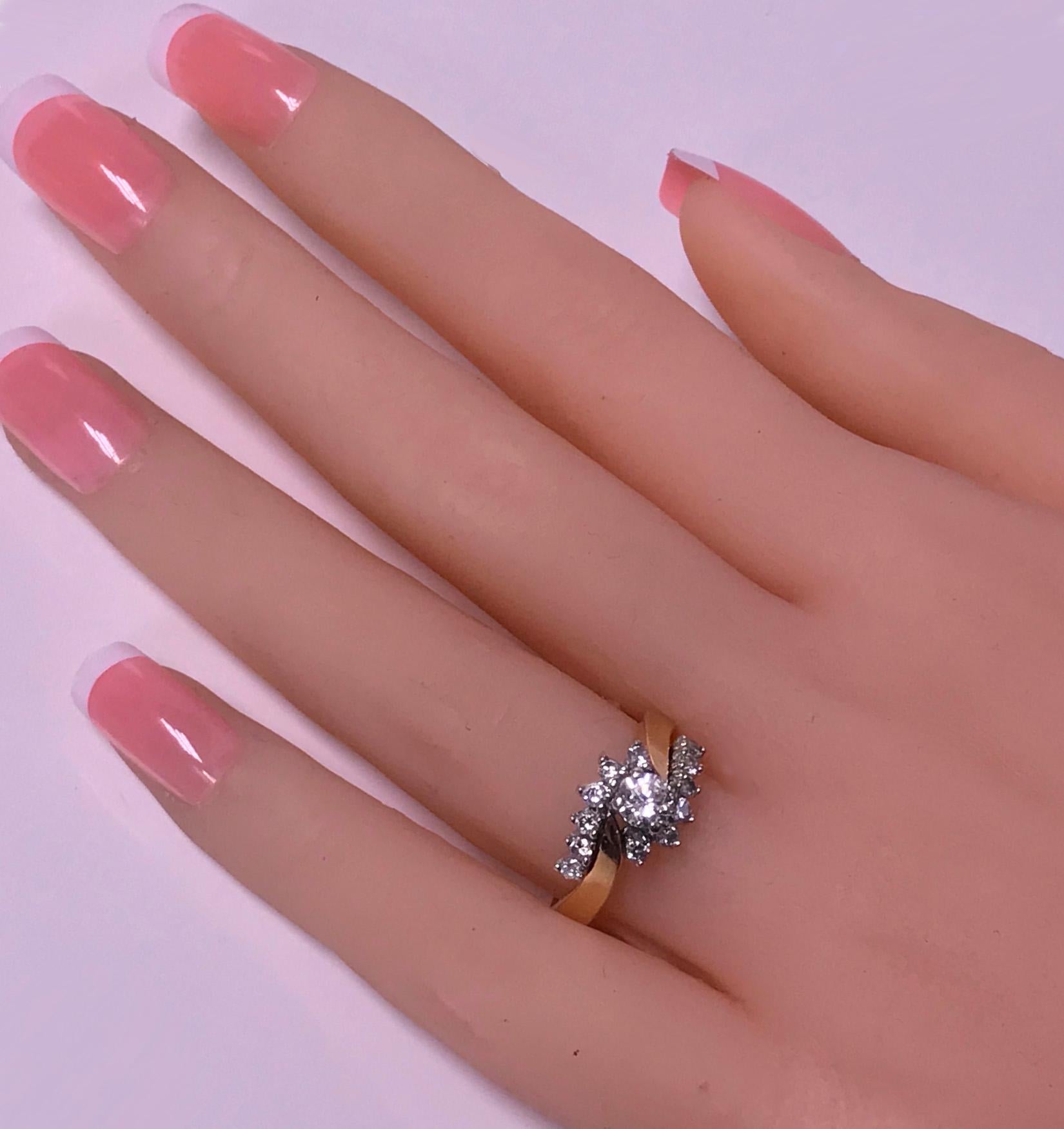 14 Karat Diamond Twist Design Ring In Good Condition In Toronto, ON
