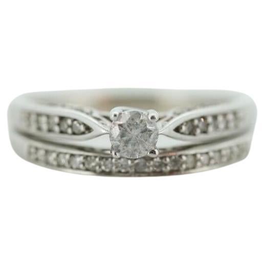 Juego de alianza de diamantes de 14k. Delicados anillos de compromiso y boda de oro blanco.