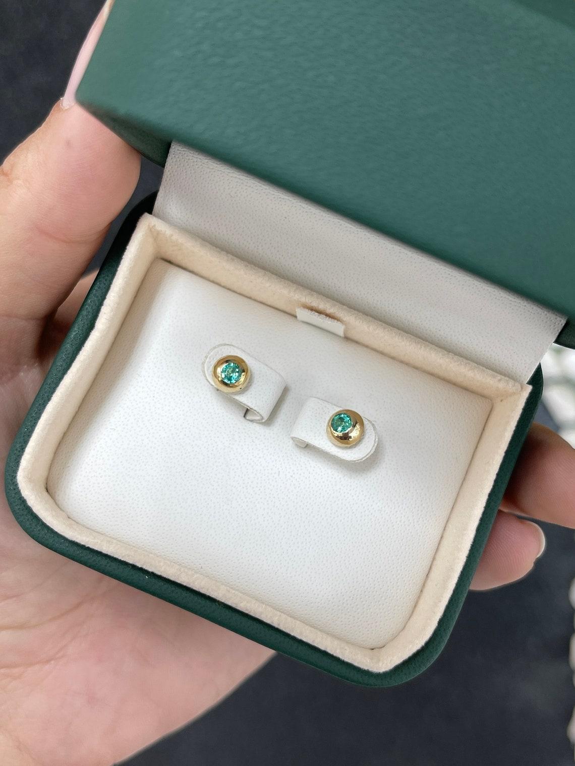 14K gewölbte Smaragd-Ohrstecker im Rundschliff Medium Grün 3,5 mm rund natürlich im Zustand „Neu“ im Angebot in Jupiter, FL