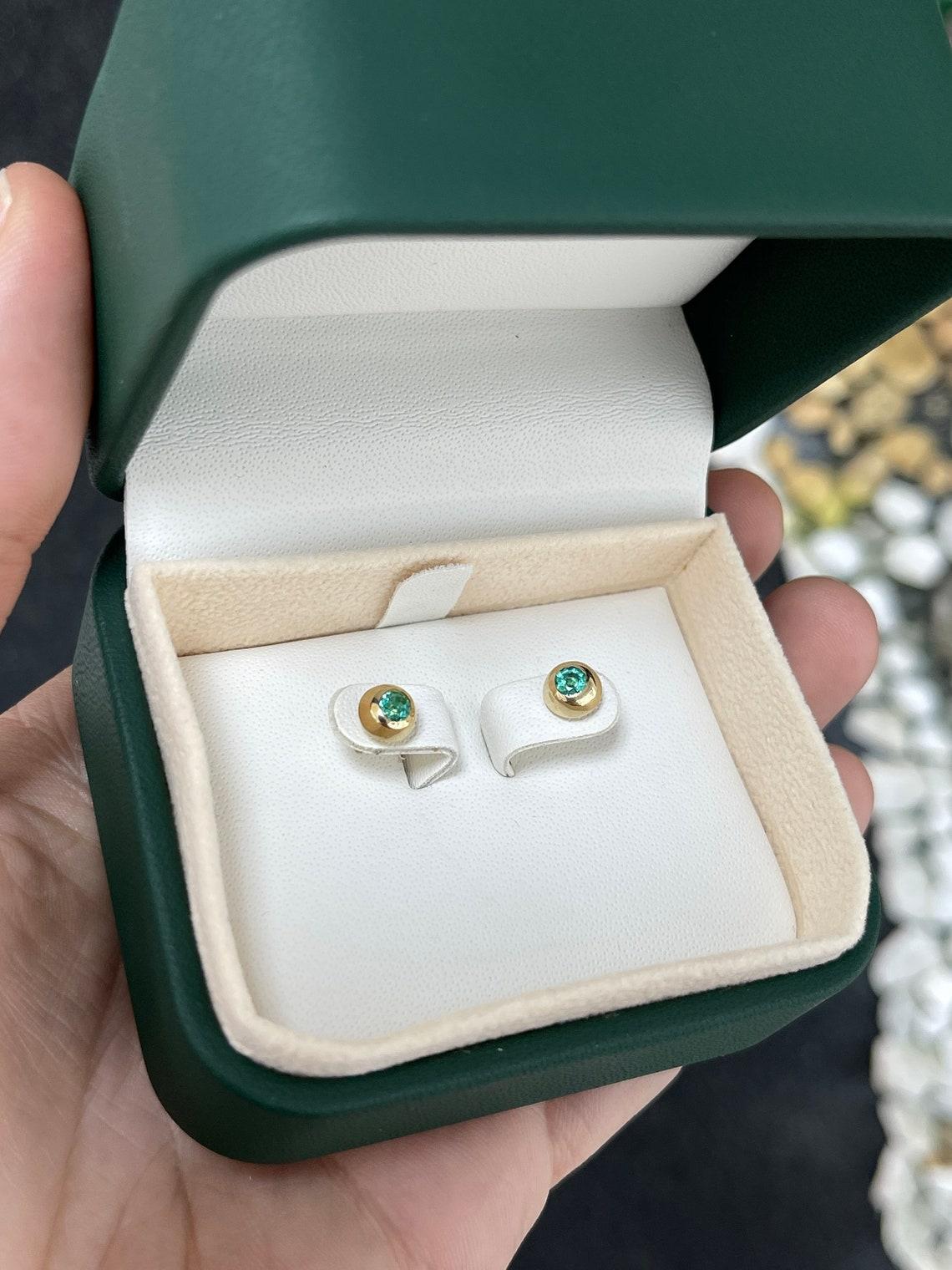 14K gewölbte Smaragd-Ohrstecker im Rundschliff Medium Grün 3,5 mm rund natürlich Damen im Angebot