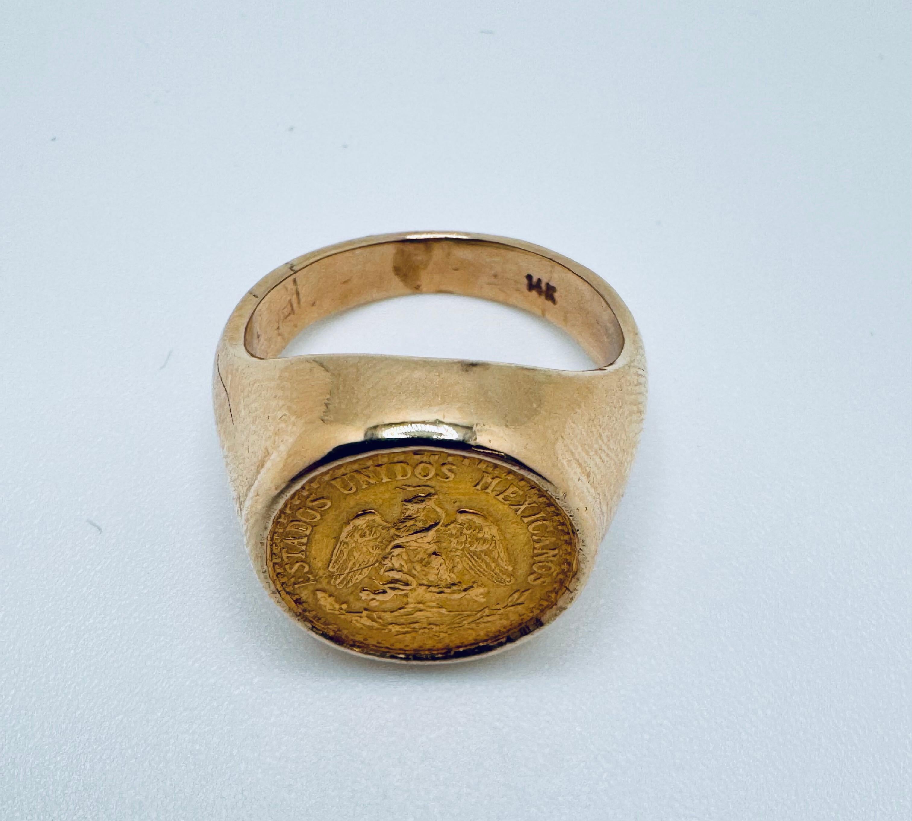 Este distintivo anillo presenta una auténtica moneda mexicana de Dos Pesos, bellamente engastada en una montura artesanal de oro amarillo de 14 quilates. Celebrando el patrimonio cultural y el diseño atemporal, la moneda es el punto focal de la