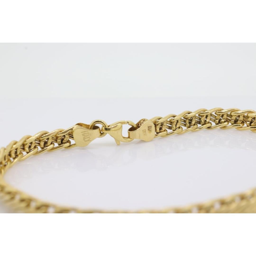 Vintage By
MATERIALIEN: Gold
Stil der Kette: Spezialisierte Ketten

Verschluss: Karabinerhaken

Schönes einfaches Armband für jeden Tag tragen. Hergestellt von IW 14k Gelbgold. Entsprechend gepunzt und markiert. Hergestellt in Italien.

Zustand: