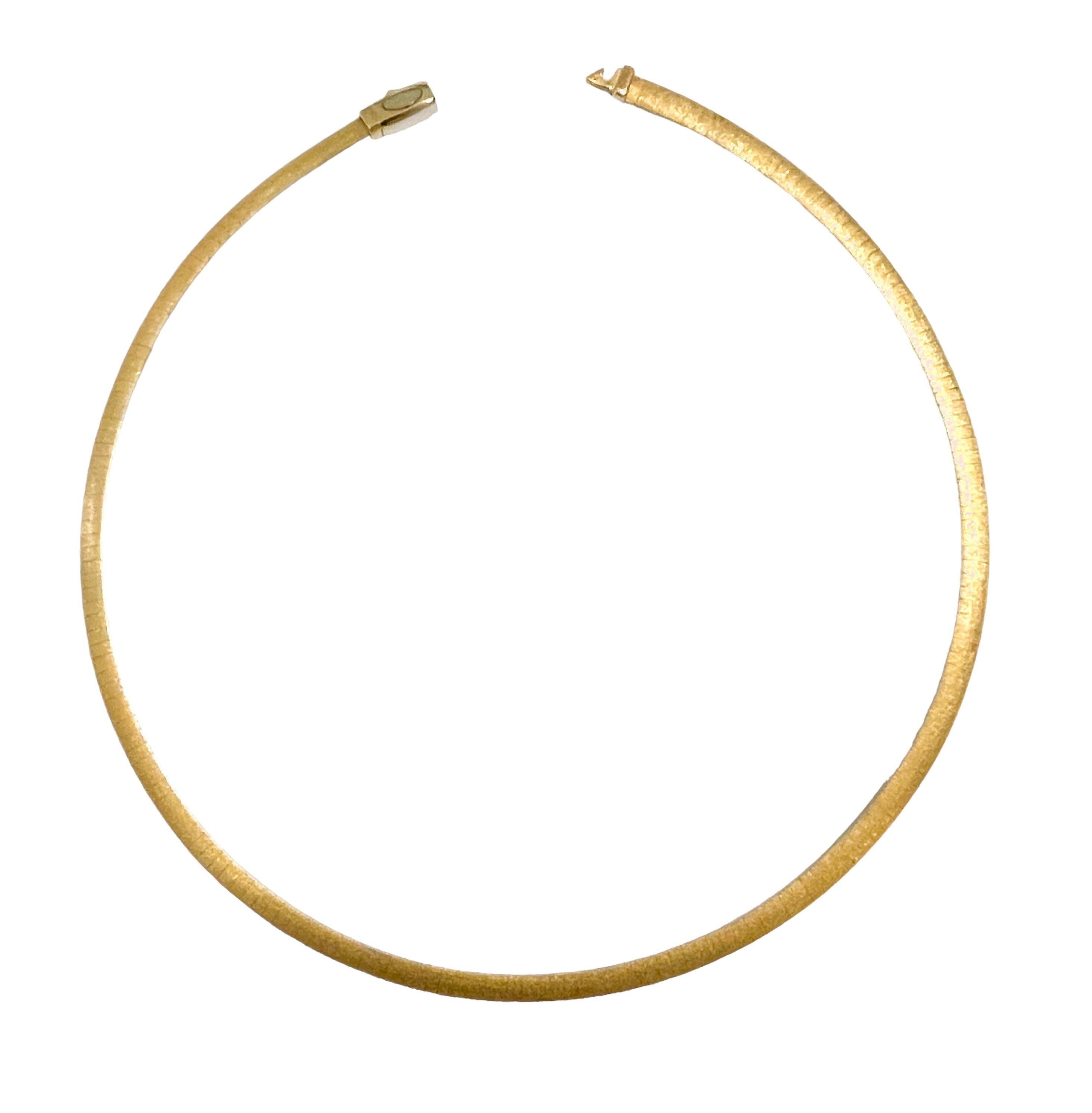 14k Doppelseitige italienische Omega-Halskette aus gebürstetem, mattem Weiß- und Gelbgold 6