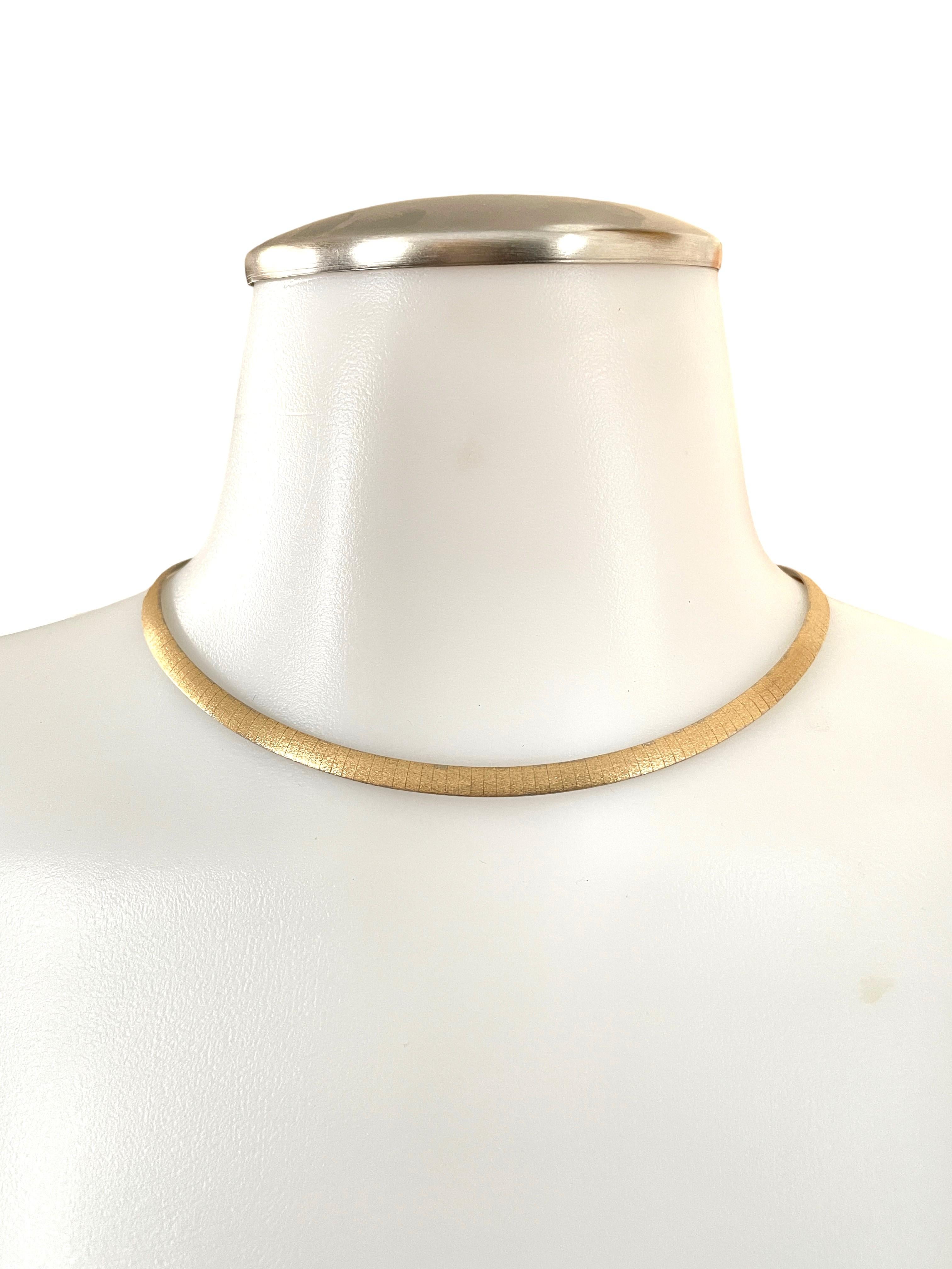 Das ist der schönste Omega, den ich bisher gesehen habe!  Es ist ein sehr hochwertiges Collier aus Italien und einfach wunderschön verarbeitet.  Die Halskette ist 16 Zoll lang.  Die Handwerkskunst, die in die Herstellung dieser Halskette