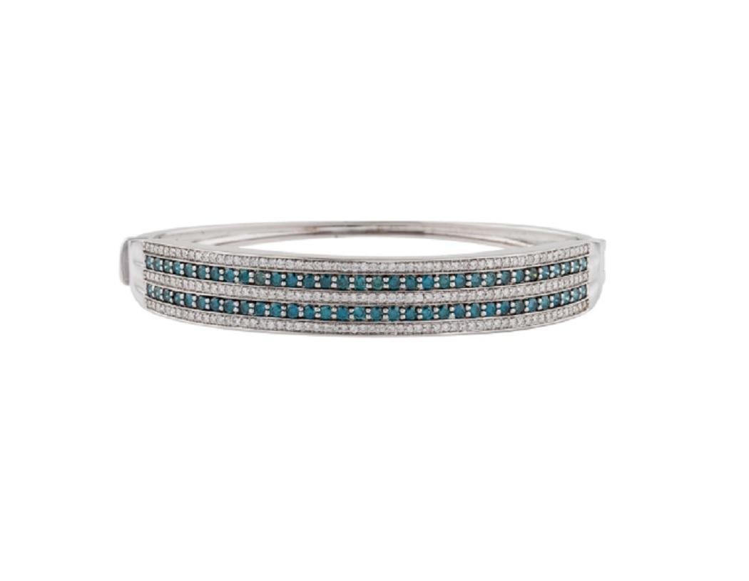14k Elegant Diamond Hinge Bangle In New Condition For Sale In New York, NY