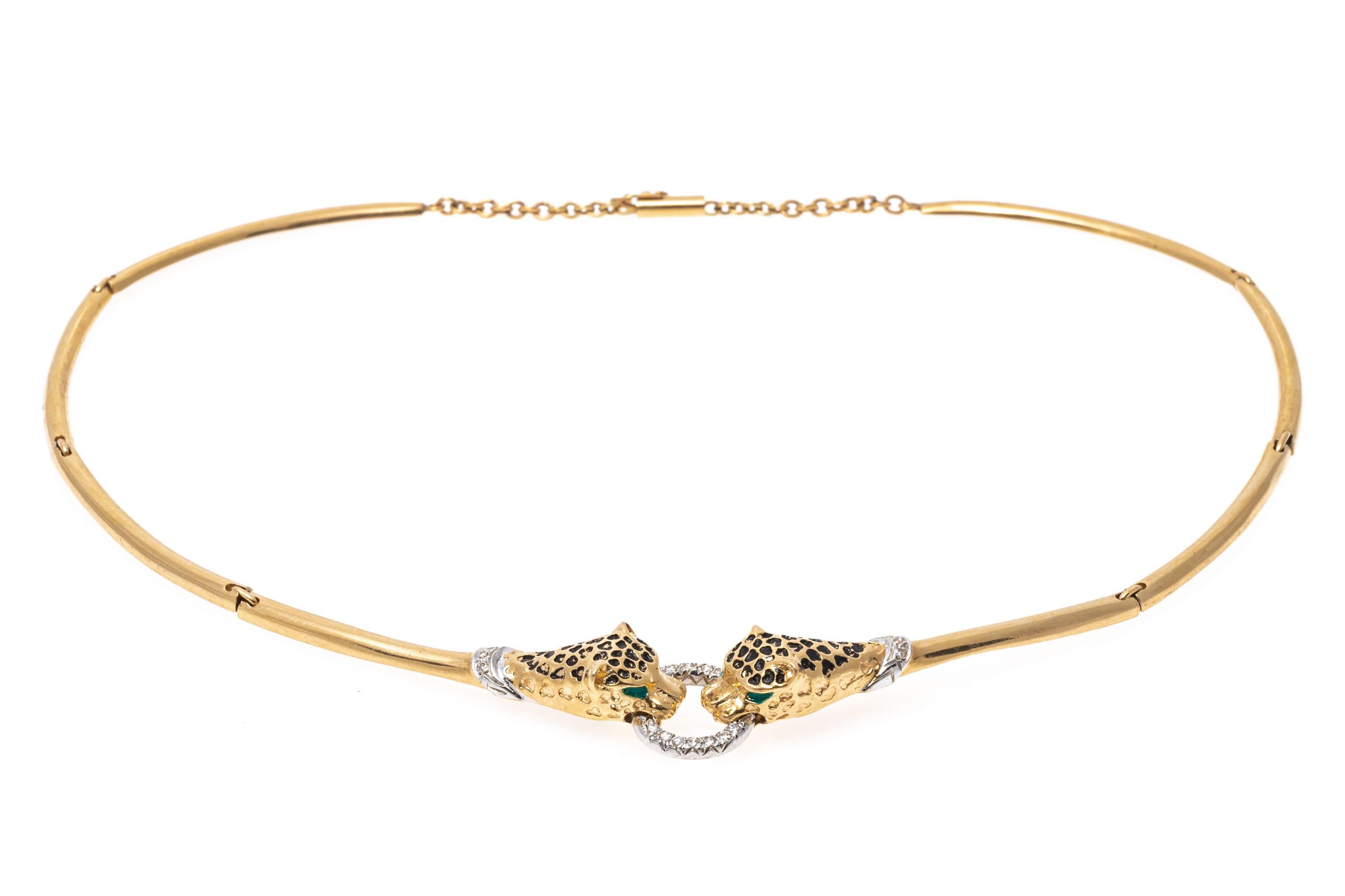 Ce collier chic est fabriqué à partir de maillons allongés en or jaune 14K. Au centre du collier, deux têtes de panthère tiennent un anneau. Les panthères sont décorées de taches en émail noir, d'yeux en émail vert et de colliers sertis de diamants