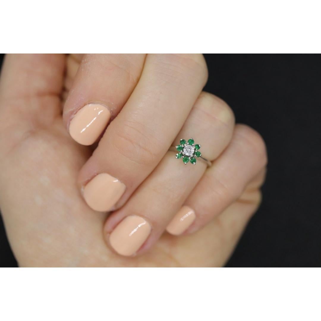 Vintage By aus den 1990er Jahren
MATERIALIEN: Stein
Edelstein: Smaragd
Farbe des Edelsteins: Grün
Bandfarbe: Gold

Stil: Mitte des Jahrhunderts

Sehr schöner Halo-Ring. Hochwertiger Nachlassschmuck. Perfekt für einen Ring für den kleinen