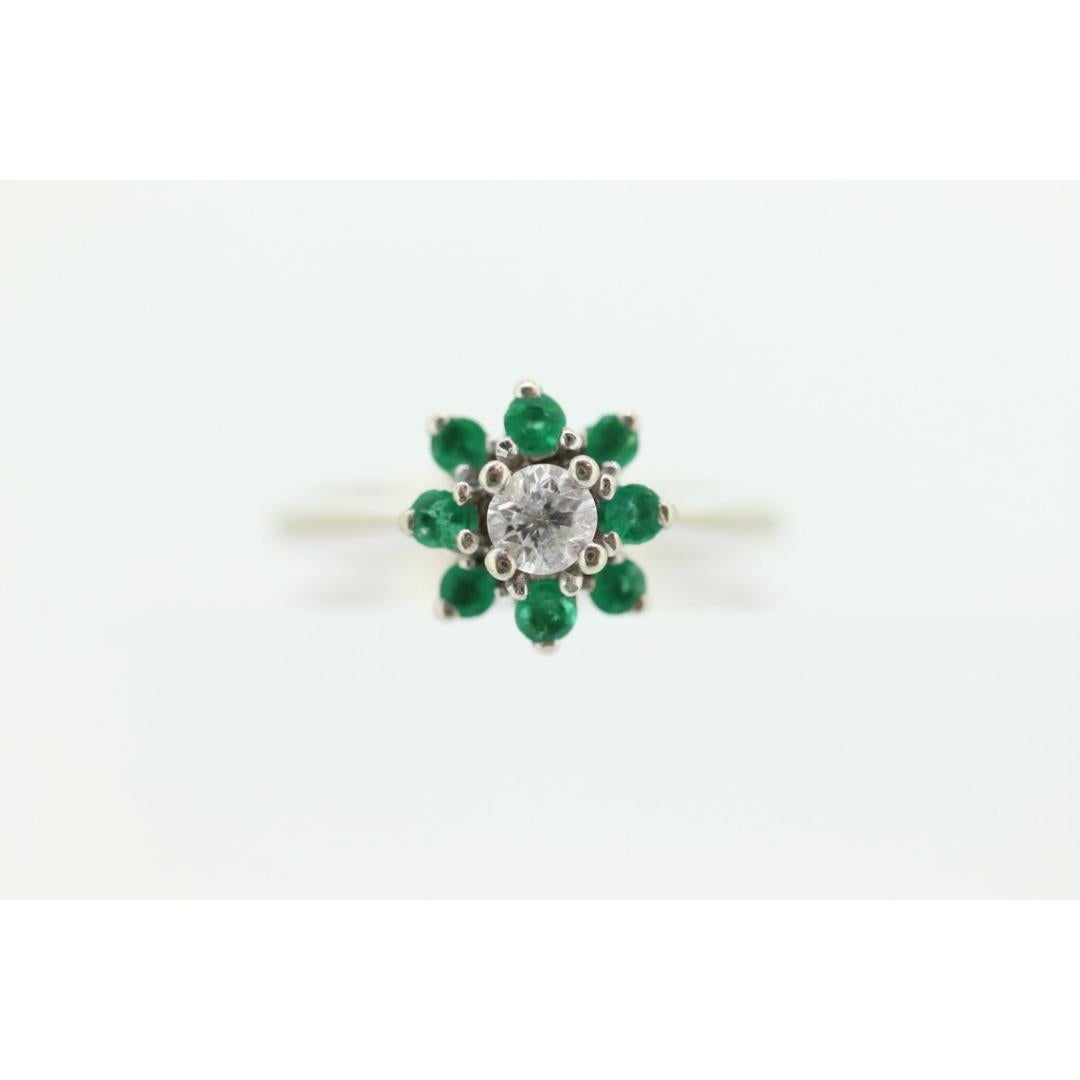Ring aus Weißgold mit 14 Karat Smaragd und Diamant-Halo mit Halo. Smaragd- und Diamant-Cluster-Ring. (Smaragdschliff) im Angebot