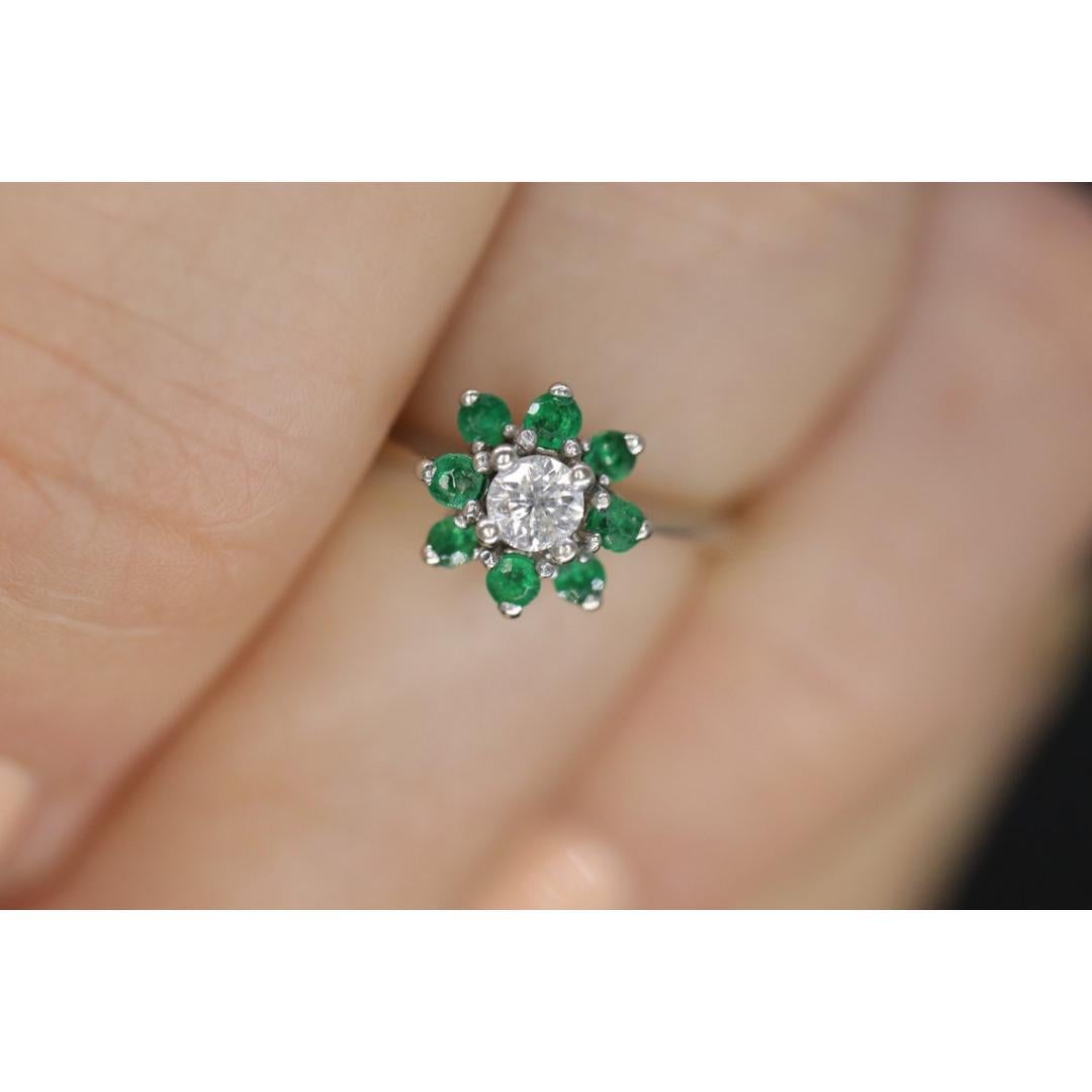 Ring aus Weißgold mit 14 Karat Smaragd und Diamant-Halo mit Halo. Smaragd- und Diamant-Cluster-Ring. im Zustand „Gut“ im Angebot in Port Charlotte, FL