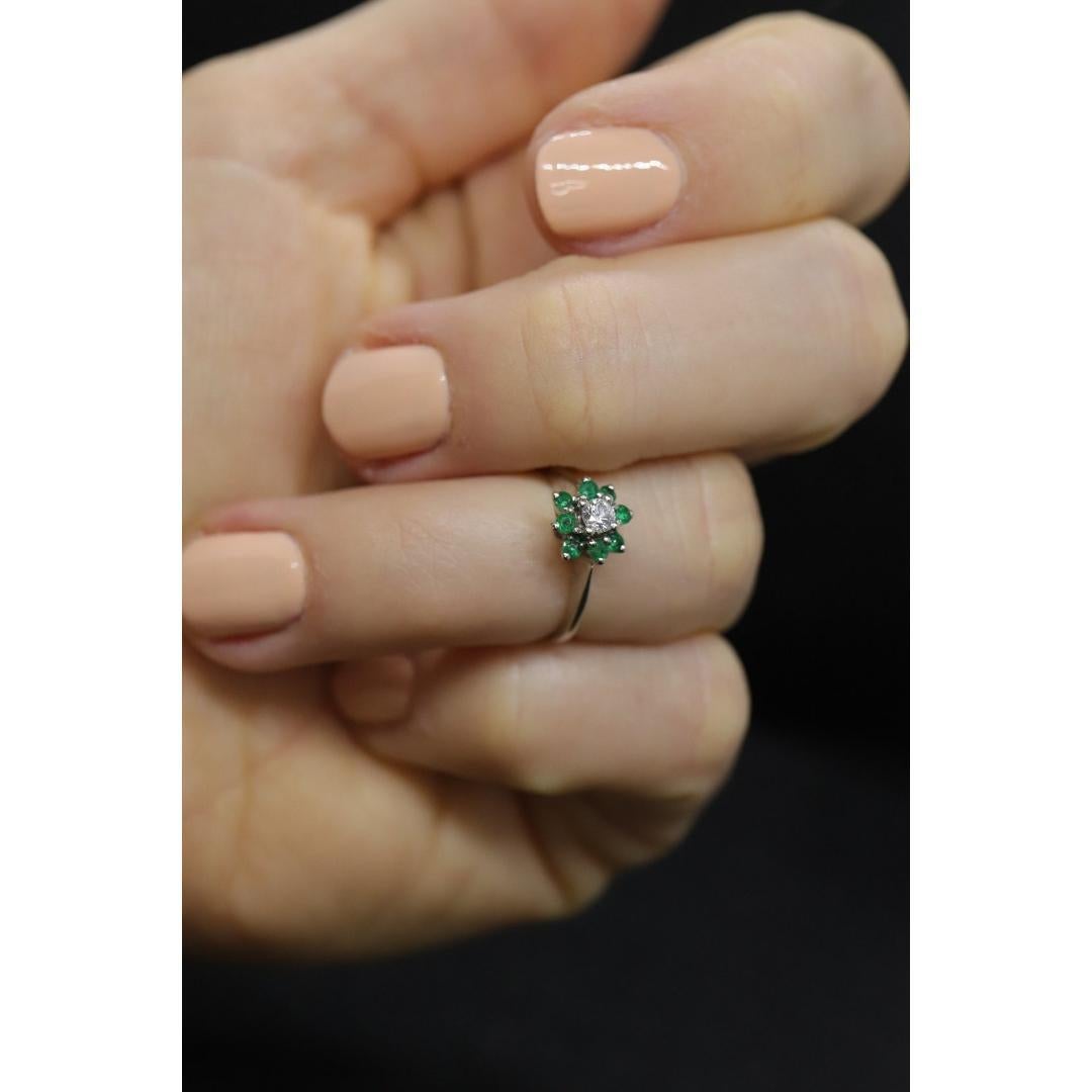 Ring aus Weißgold mit 14 Karat Smaragd und Diamant-Halo mit Halo. Smaragd- und Diamant-Cluster-Ring. Damen im Angebot