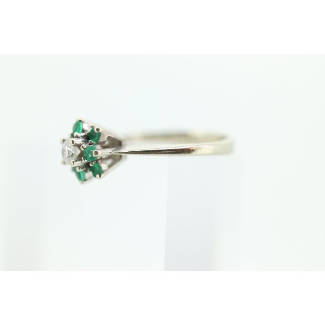 Ring aus Weißgold mit 14 Karat Smaragd und Diamant-Halo mit Halo. Smaragd- und Diamant-Cluster-Ring. im Angebot 1