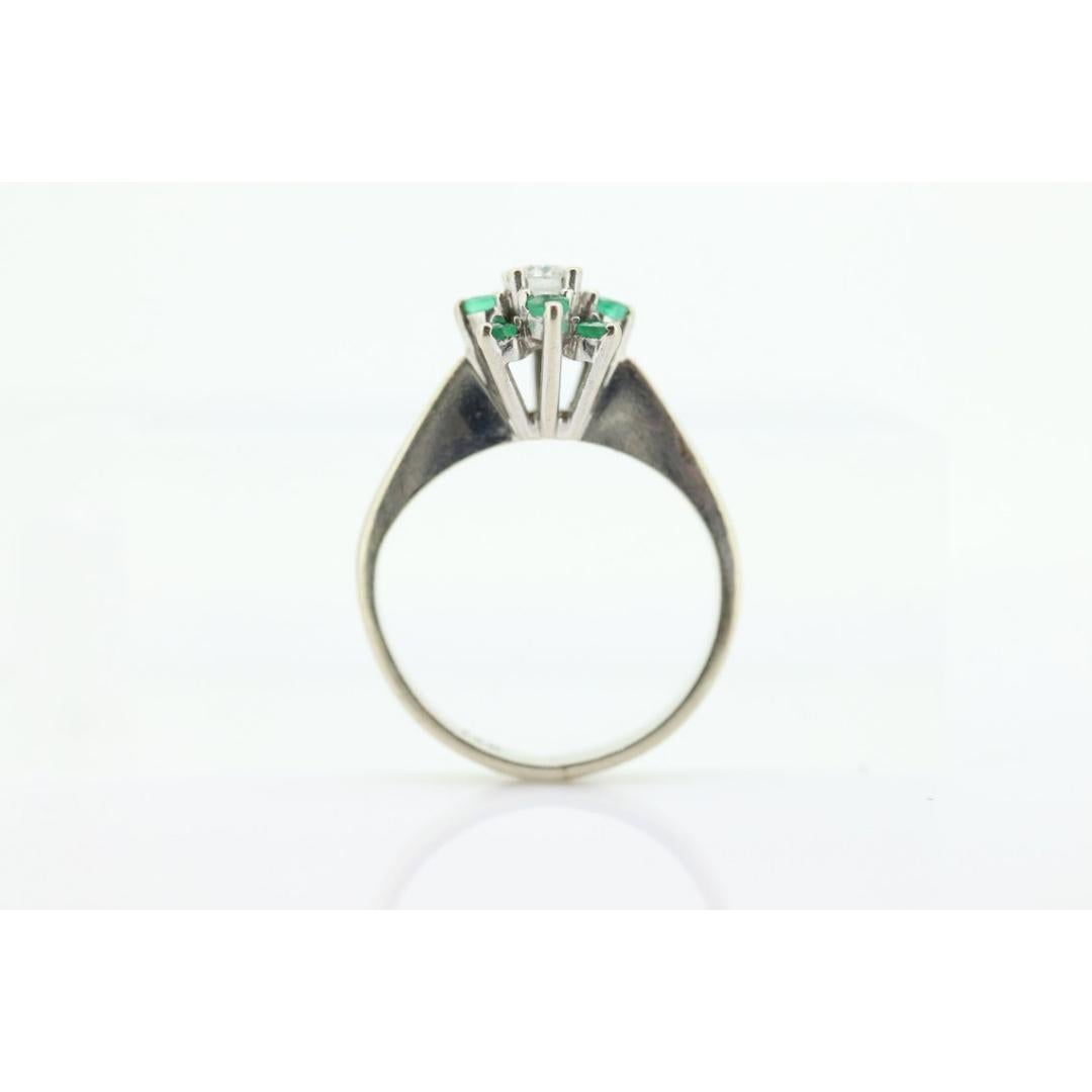 Ring aus Weißgold mit 14 Karat Smaragd und Diamant-Halo mit Halo. Smaragd- und Diamant-Cluster-Ring. im Angebot 2