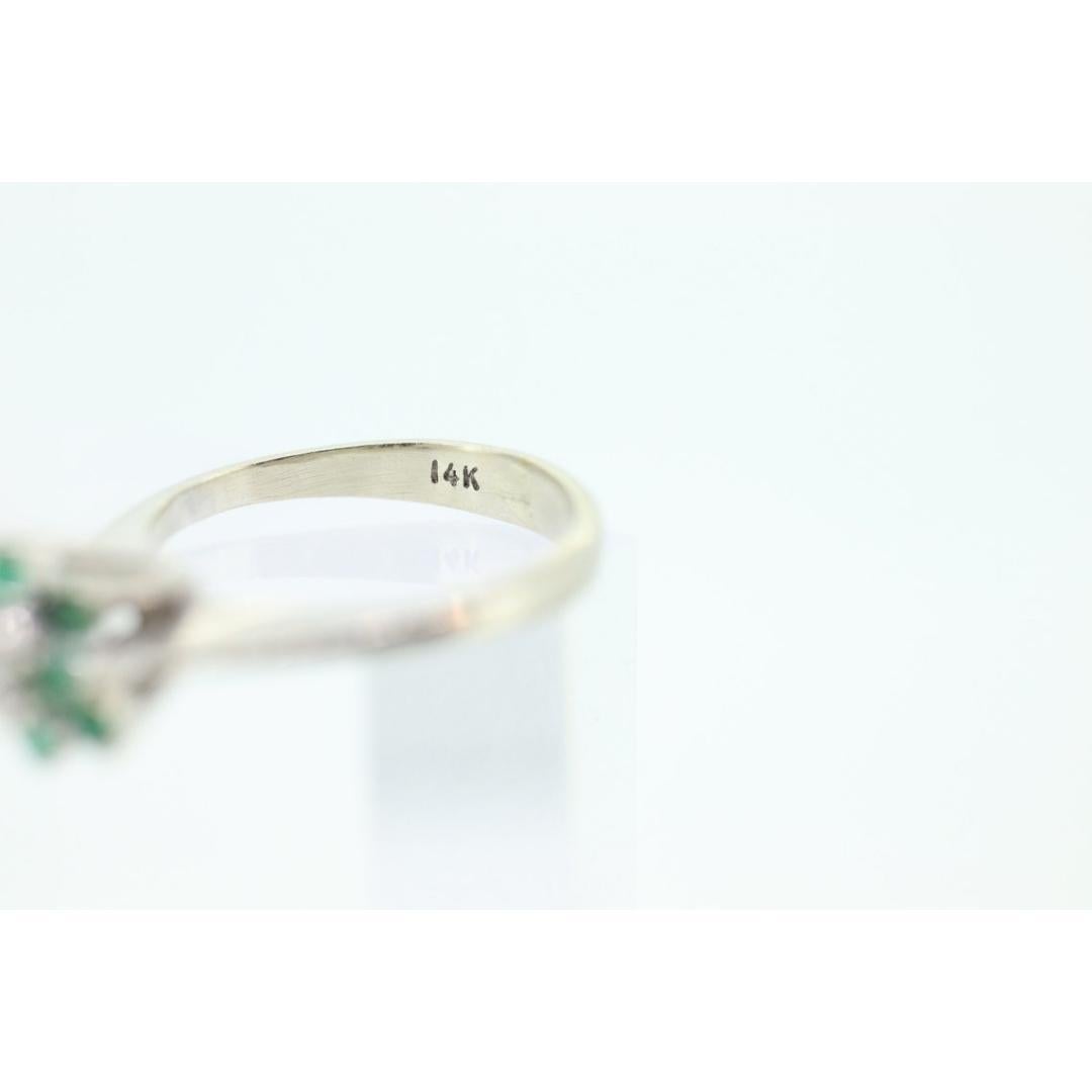 Ring aus Weißgold mit 14 Karat Smaragd und Diamant-Halo mit Halo. Smaragd- und Diamant-Cluster-Ring. im Angebot 3