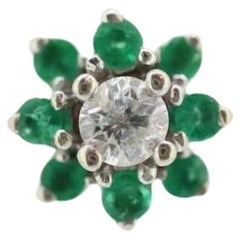 Anillo de oro blanco de 14 quilates con halo de esmeraldas y diamantes. Anillo en racimo de esmeraldas y diamantes.