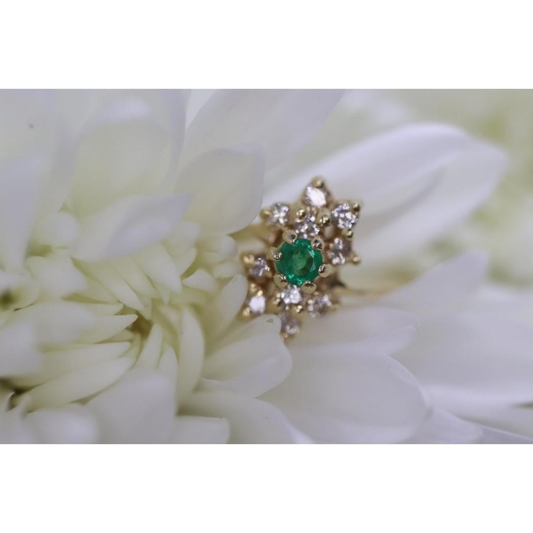 Bague en or jaune 14 carats avec émeraude et halo de diamants. Bague en forme de grappe d'émeraudes et de diamants. en vente 6