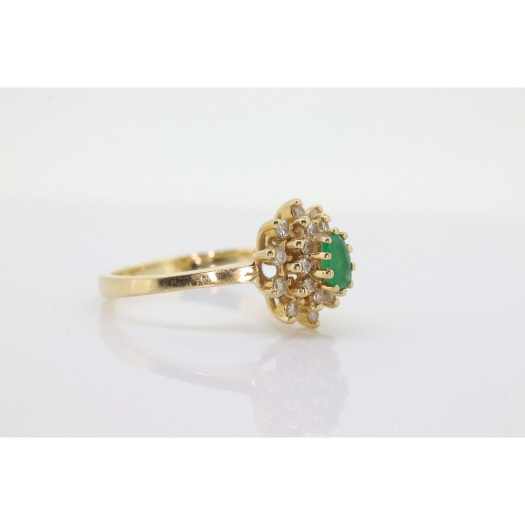 14k Gelbgoldring mit Smaragd und Diamant-Halo mit Halo. Smaragd- und Diamant-Cluster-Ring. im Angebot 6