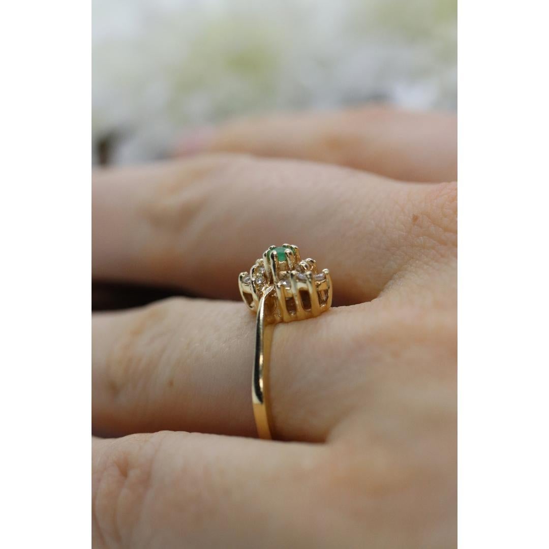 Bague en or jaune 14 carats avec émeraude et halo de diamants. Bague en forme de grappe d'émeraudes et de diamants. en vente 7