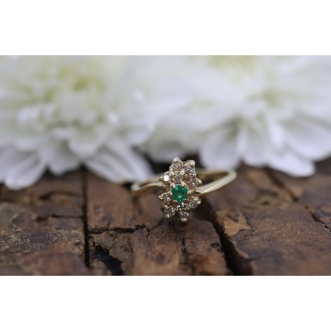 Vintage des années 1990
Taille : 6 1/2 US
MATERIAL : Pierre
Pierre précieuse : Émeraude
Couleur des pierres : Vert
Couleur de la bande : or

Style : Milieu du siècle

Très belle bague Halo. Bijoux de succession de haute qualité.

Superbe émeraude