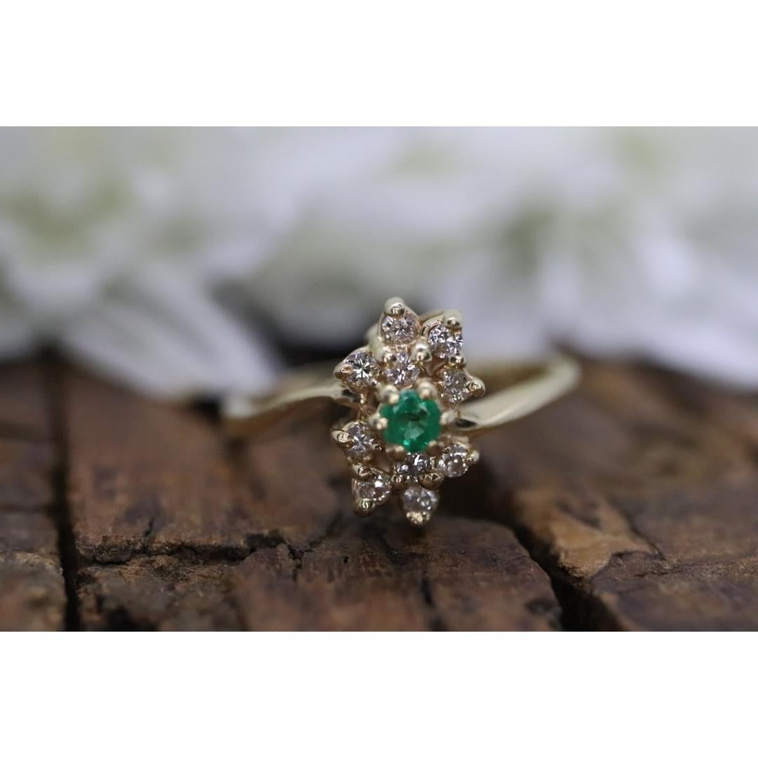 Bague en or jaune 14 carats avec émeraude et halo de diamants. Bague en forme de grappe d'émeraudes et de diamants. Bon état - En vente à Port Charlotte, FL