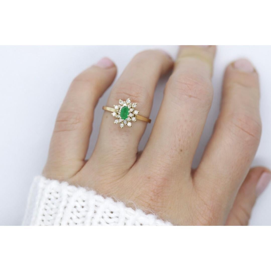 14k Gelbgoldring mit Smaragd und Diamant-Halo mit Halo. Smaragd- und Diamant-Cluster-Ring. im Zustand „Gut“ im Angebot in Port Charlotte, FL