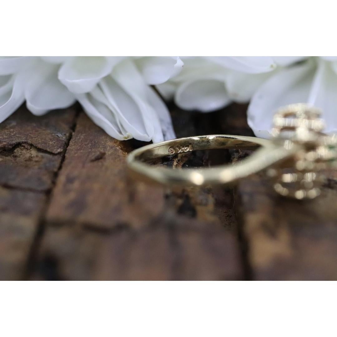 Bague en or jaune 14 carats avec émeraude et halo de diamants. Bague en forme de grappe d'émeraudes et de diamants. Pour femmes en vente