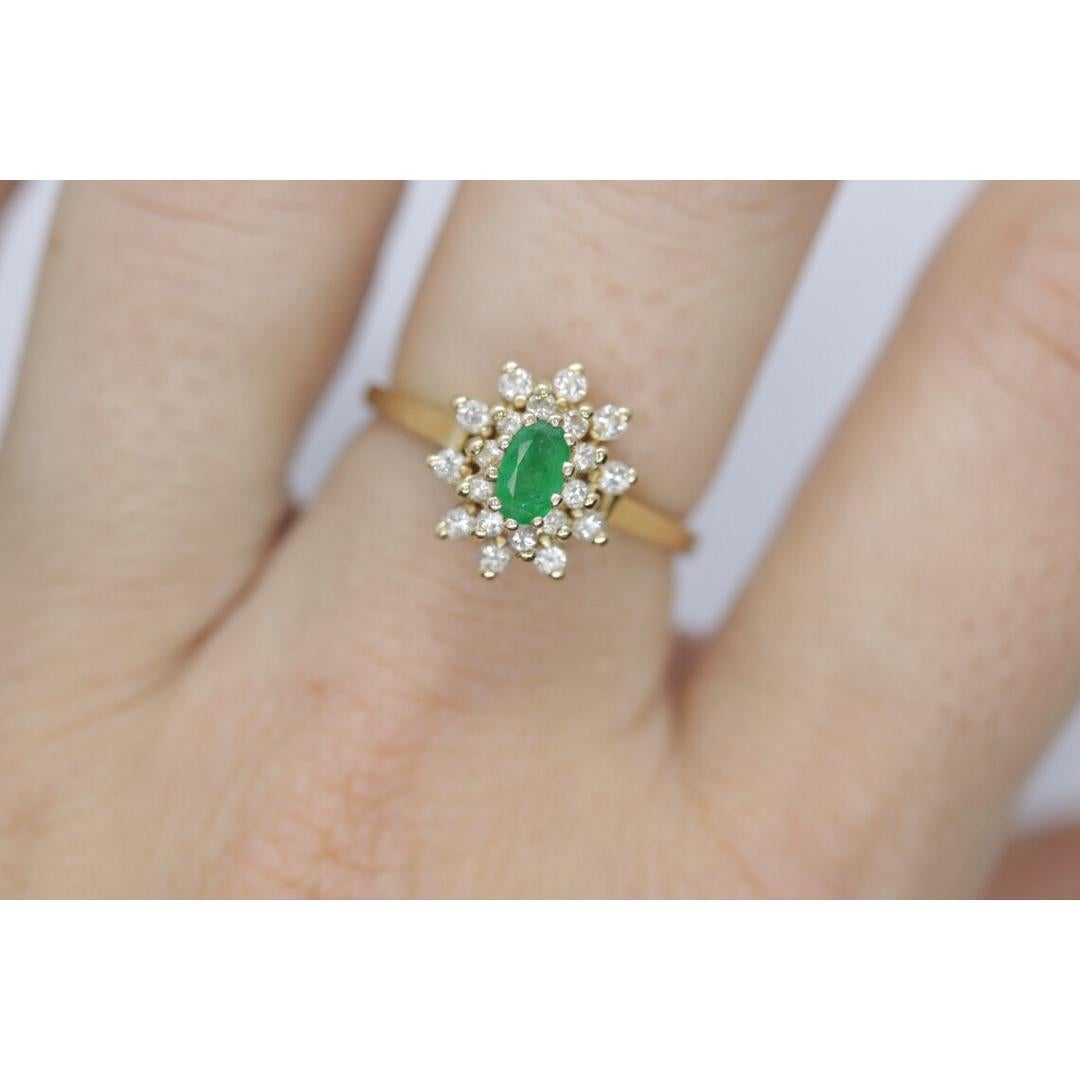 14k Gelbgoldring mit Smaragd und Diamant-Halo mit Halo. Smaragd- und Diamant-Cluster-Ring. Damen im Angebot