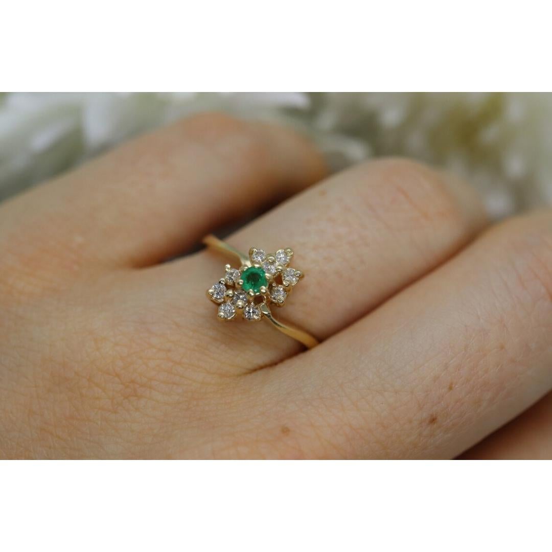 Bague en or jaune 14 carats avec émeraude et halo de diamants. Bague en forme de grappe d'émeraudes et de diamants. en vente 1