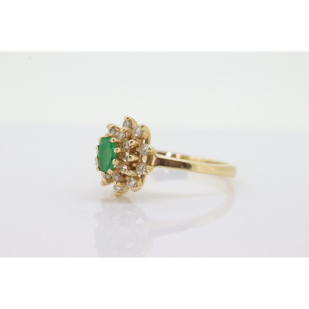 14k Gelbgoldring mit Smaragd und Diamant-Halo mit Halo. Smaragd- und Diamant-Cluster-Ring. im Angebot 1