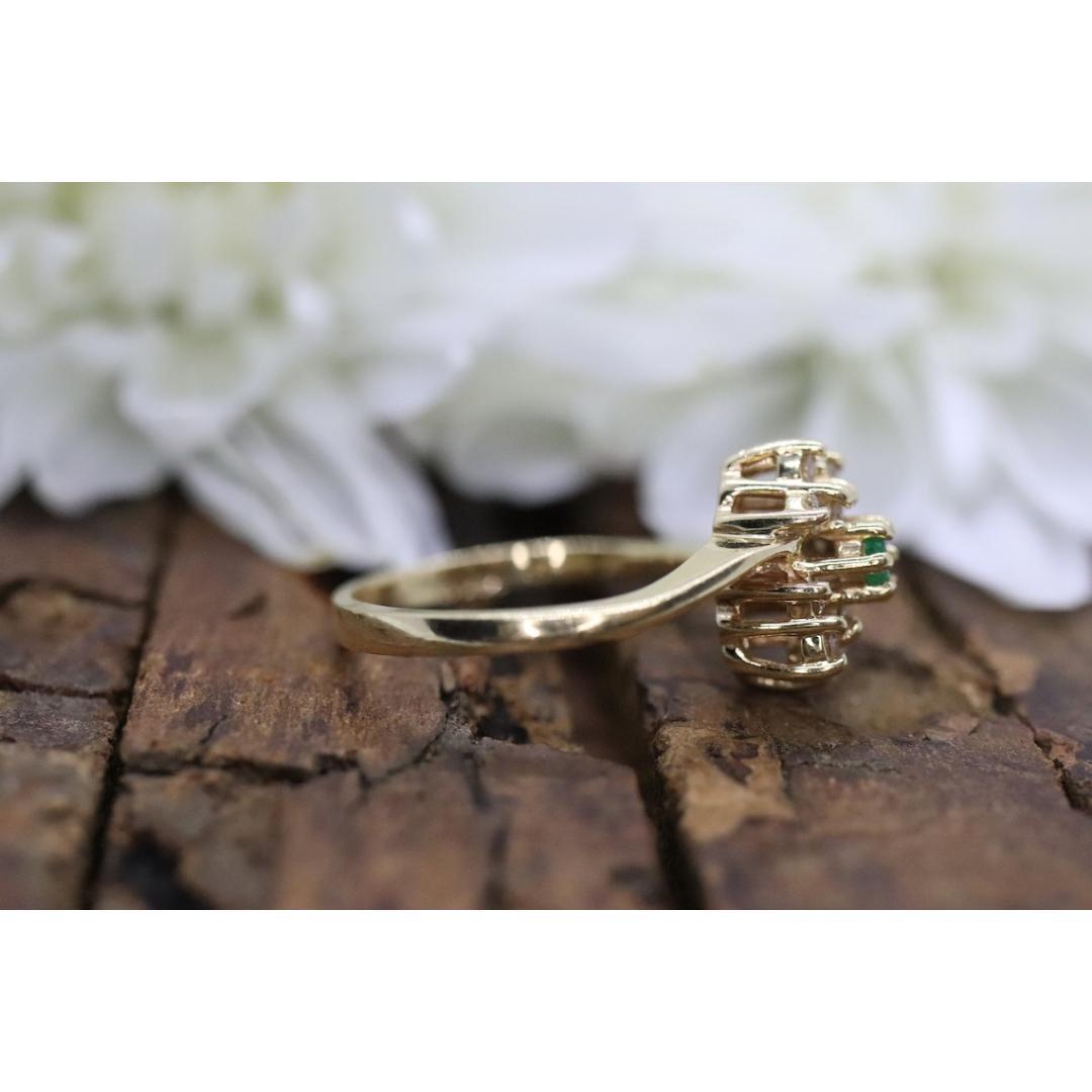 Bague en or jaune 14 carats avec émeraude et halo de diamants. Bague en forme de grappe d'émeraudes et de diamants. en vente 2
