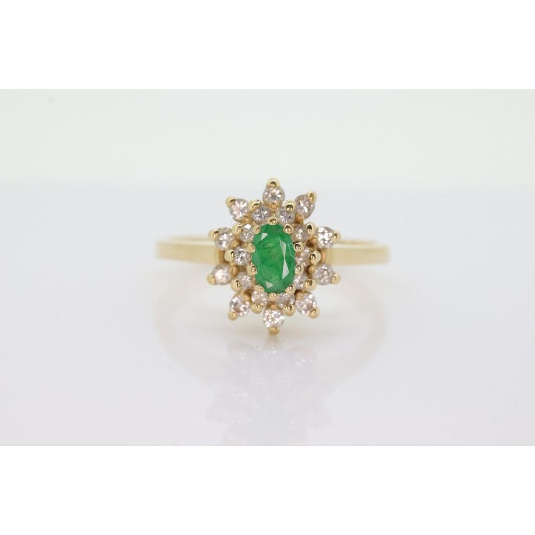 14k Gelbgoldring mit Smaragd und Diamant-Halo mit Halo. Smaragd- und Diamant-Cluster-Ring. im Angebot 2