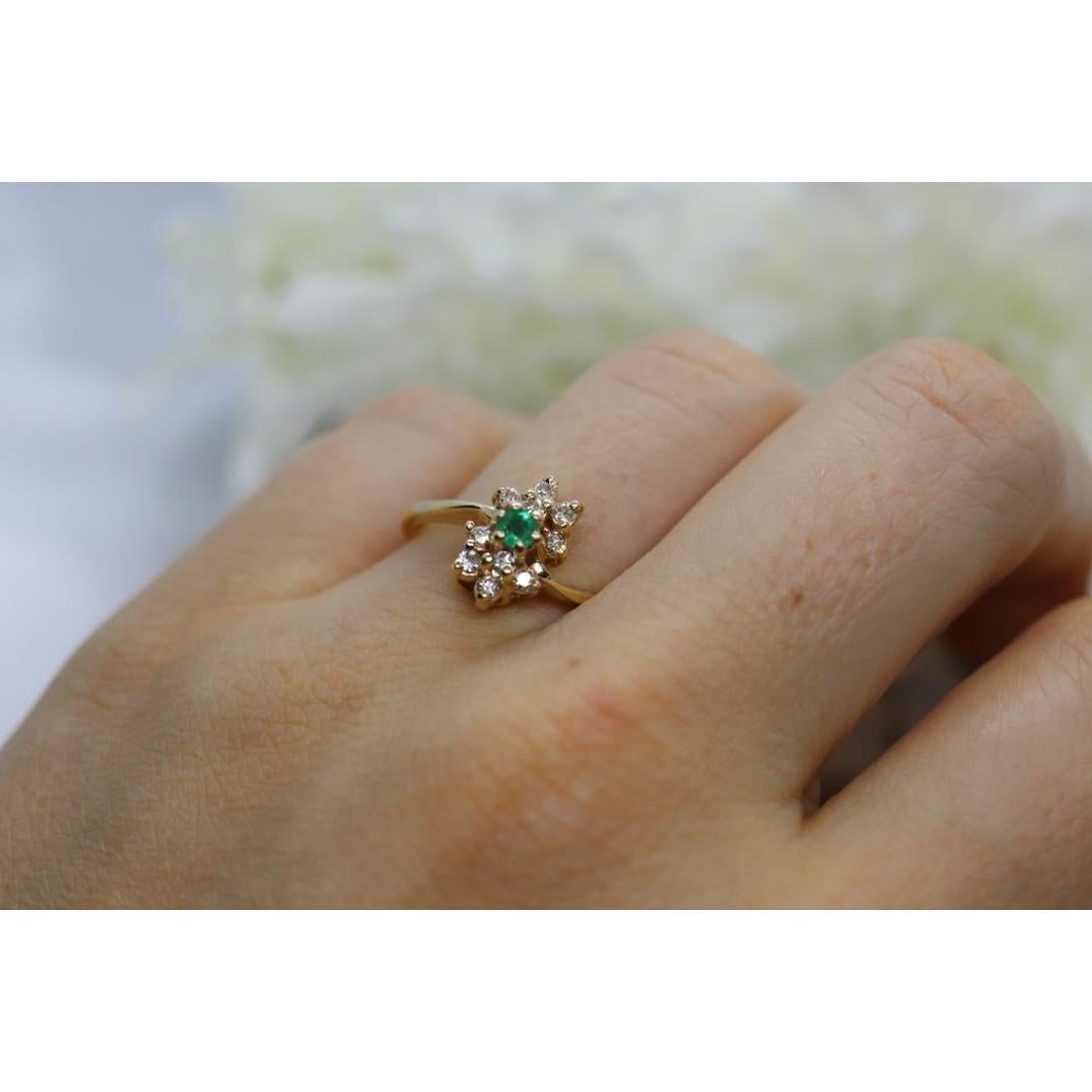 Bague en or jaune 14 carats avec émeraude et halo de diamants. Bague en forme de grappe d'émeraudes et de diamants. en vente 3