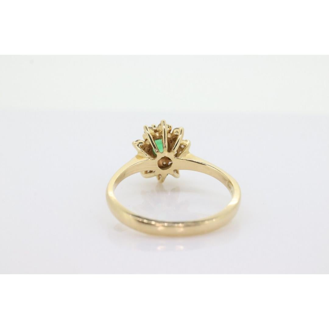 14k Gelbgoldring mit Smaragd und Diamant-Halo mit Halo. Smaragd- und Diamant-Cluster-Ring. im Angebot 3
