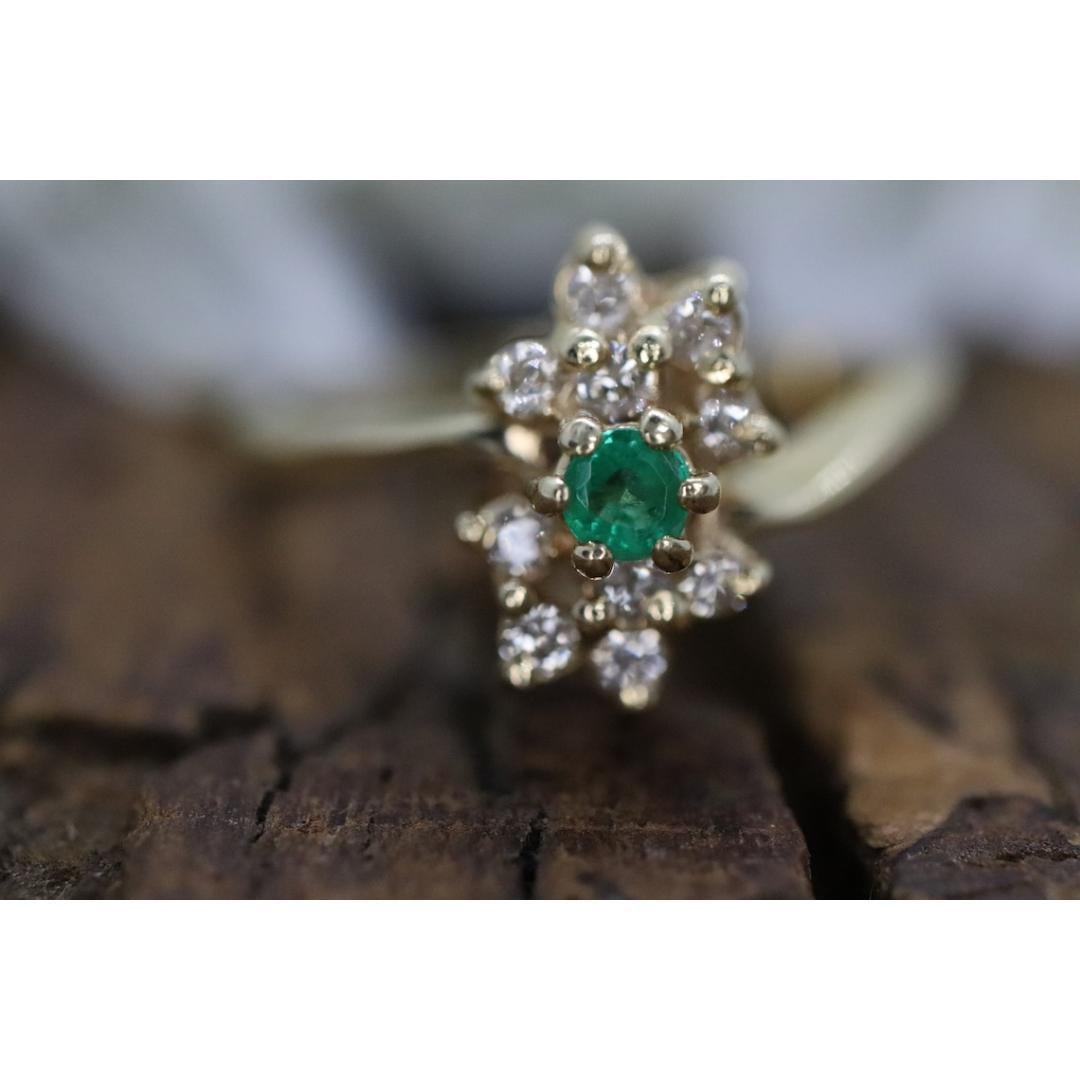 Bague en or jaune 14 carats avec émeraude et halo de diamants. Bague en forme de grappe d'émeraudes et de diamants. en vente 4