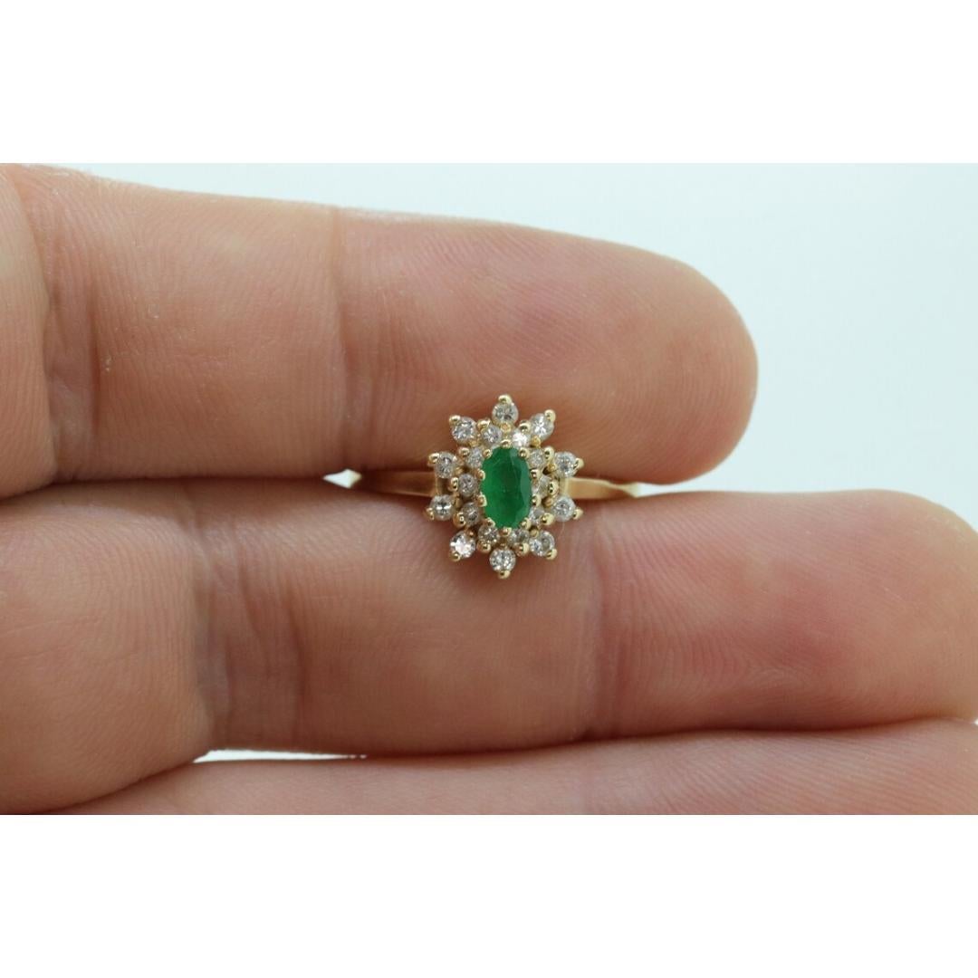 14k Gelbgoldring mit Smaragd und Diamant-Halo mit Halo. Smaragd- und Diamant-Cluster-Ring. im Angebot 4