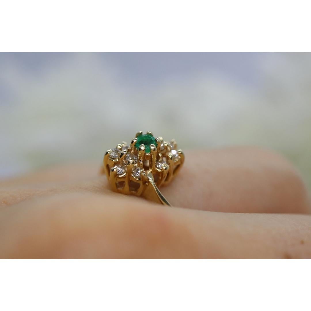 Bague en or jaune 14 carats avec émeraude et halo de diamants. Bague en forme de grappe d'émeraudes et de diamants. en vente 5