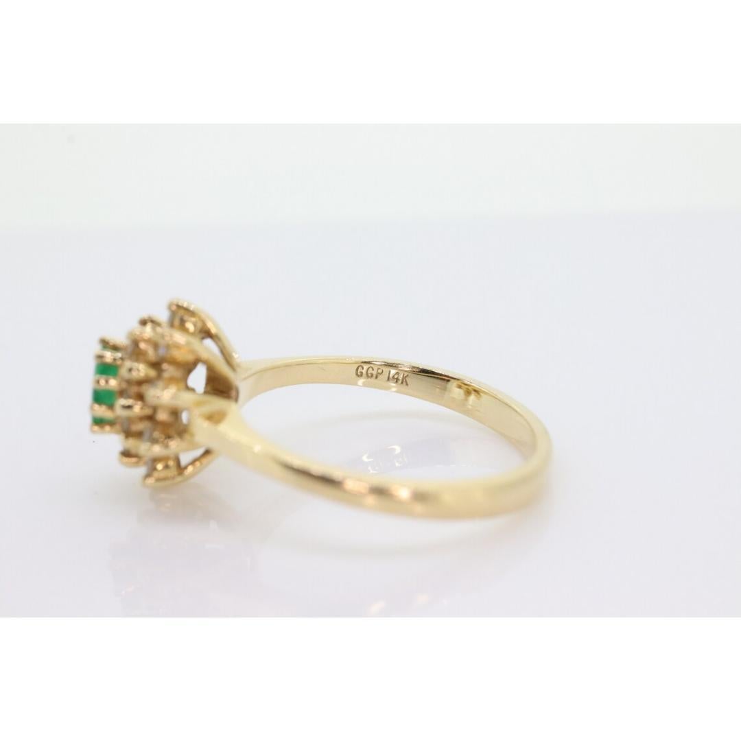14k Gelbgoldring mit Smaragd und Diamant-Halo mit Halo. Smaragd- und Diamant-Cluster-Ring. im Angebot 5