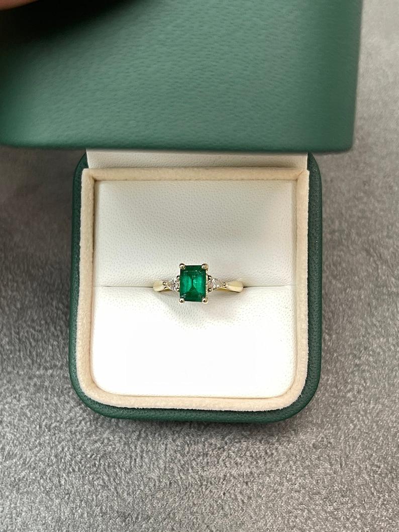 14K Smaragd- und Diamantring, 1,22tcw Dreistein, natürlicher Smaragd und Birnenschliff (Zeitgenössisch) im Angebot