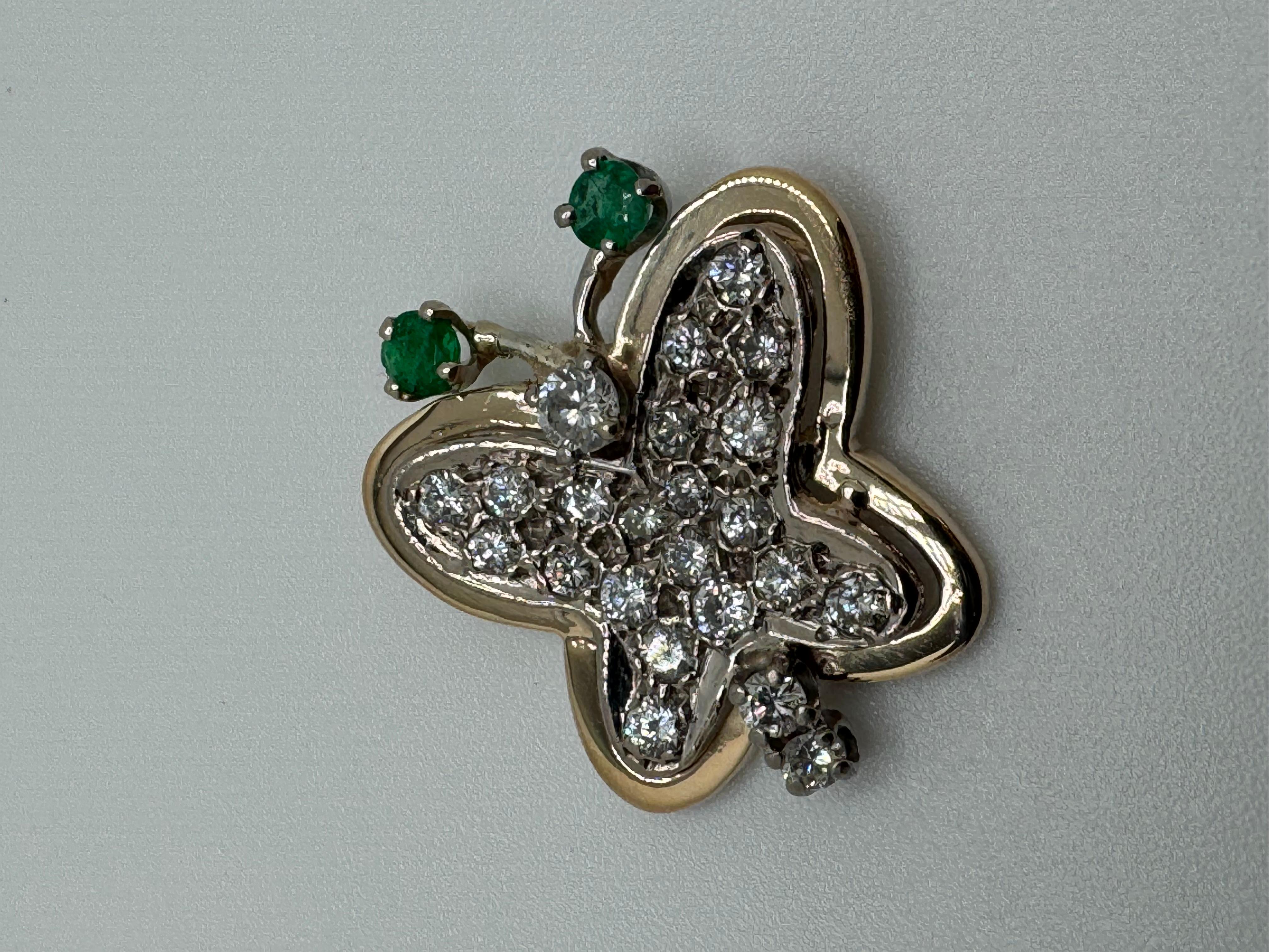 Taglio smeraldo Ciondolo bicolore a forma di farfalla dagli occhi di smeraldo 14K in vendita