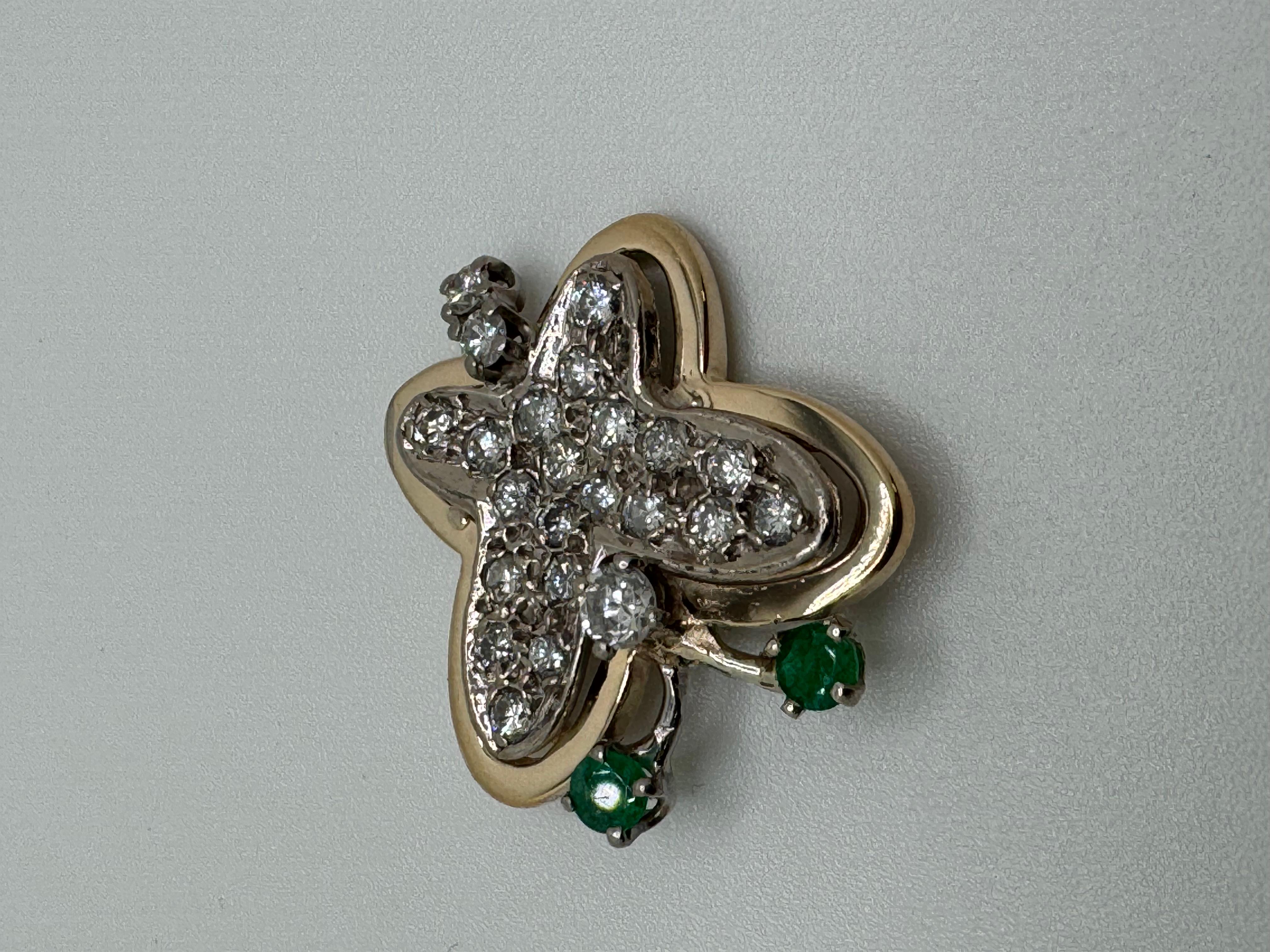 Ciondolo bicolore a forma di farfalla dagli occhi di smeraldo 14K in vendita 1
