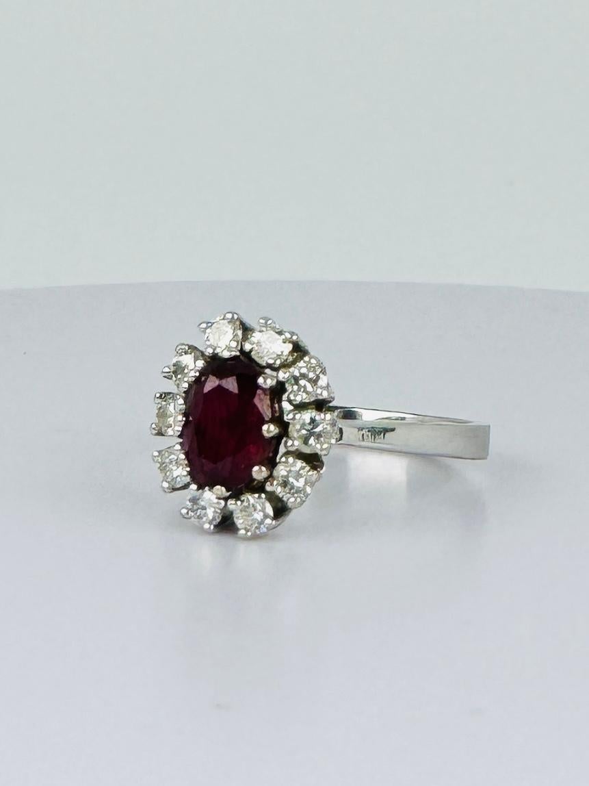 14k entourage white gold ring with oval ruby with 10 diamonds 0.50 carat VSI In Good Condition In Heemstede, NL