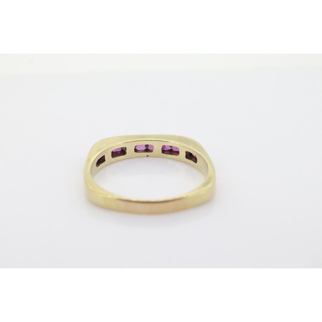 Anillo Eternidad Medio Rubí 14k. Vástago Euro de fondo plano. Un anillo de oro de 14 quilates con el Príncipe en Bueno estado para la venta en Port Charlotte, FL