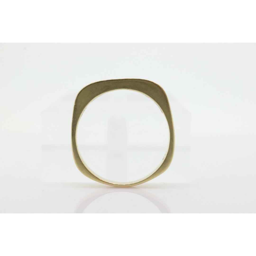 Femenino o masculino Anillo Eternidad Medio Rubí 14k. Vástago Euro de fondo plano. Un anillo de oro de 14 quilates con el Príncipe en venta