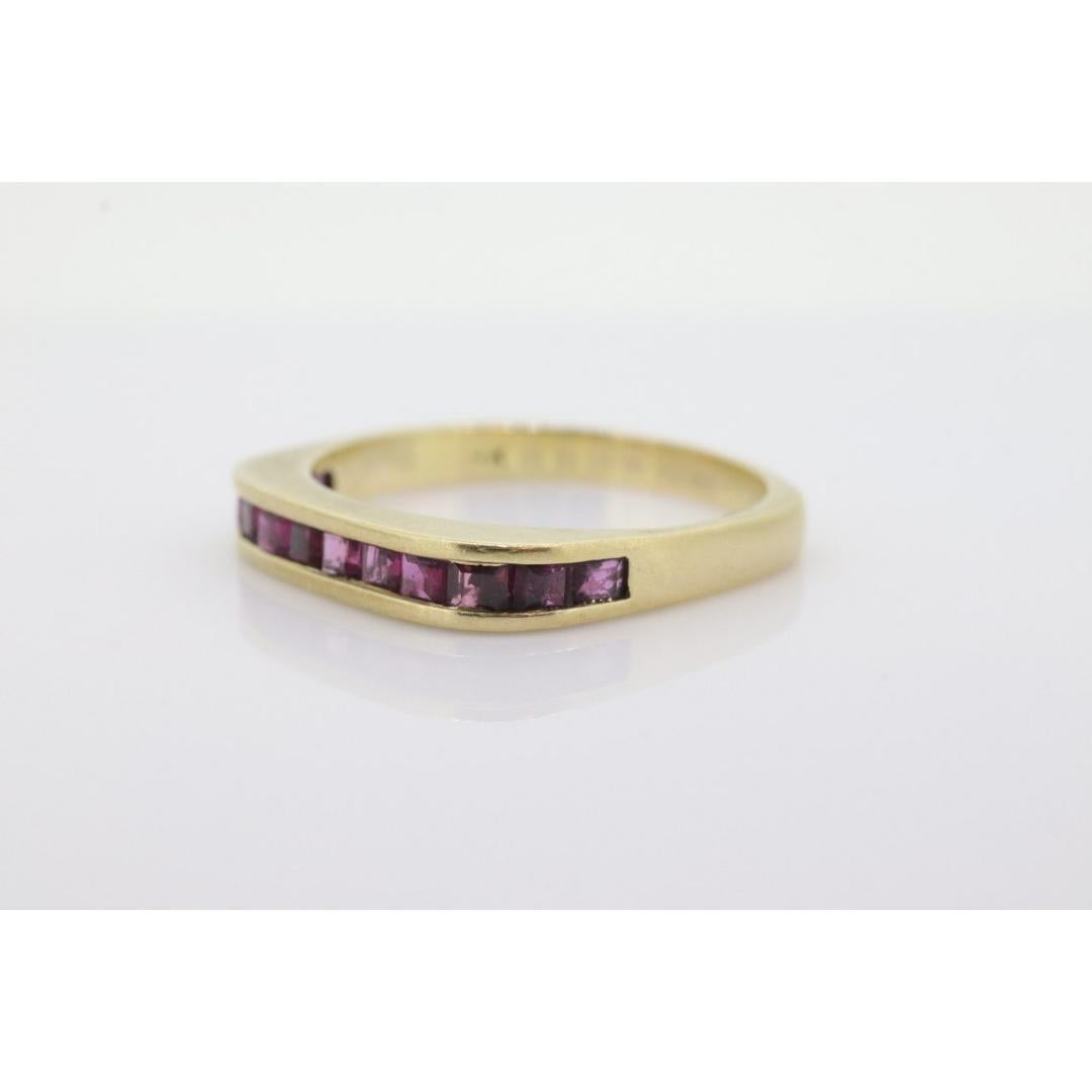Anillo Eternidad Medio Rubí 14k. Vástago Euro de fondo plano. Un anillo de oro de 14 quilates con el Príncipe en venta 1