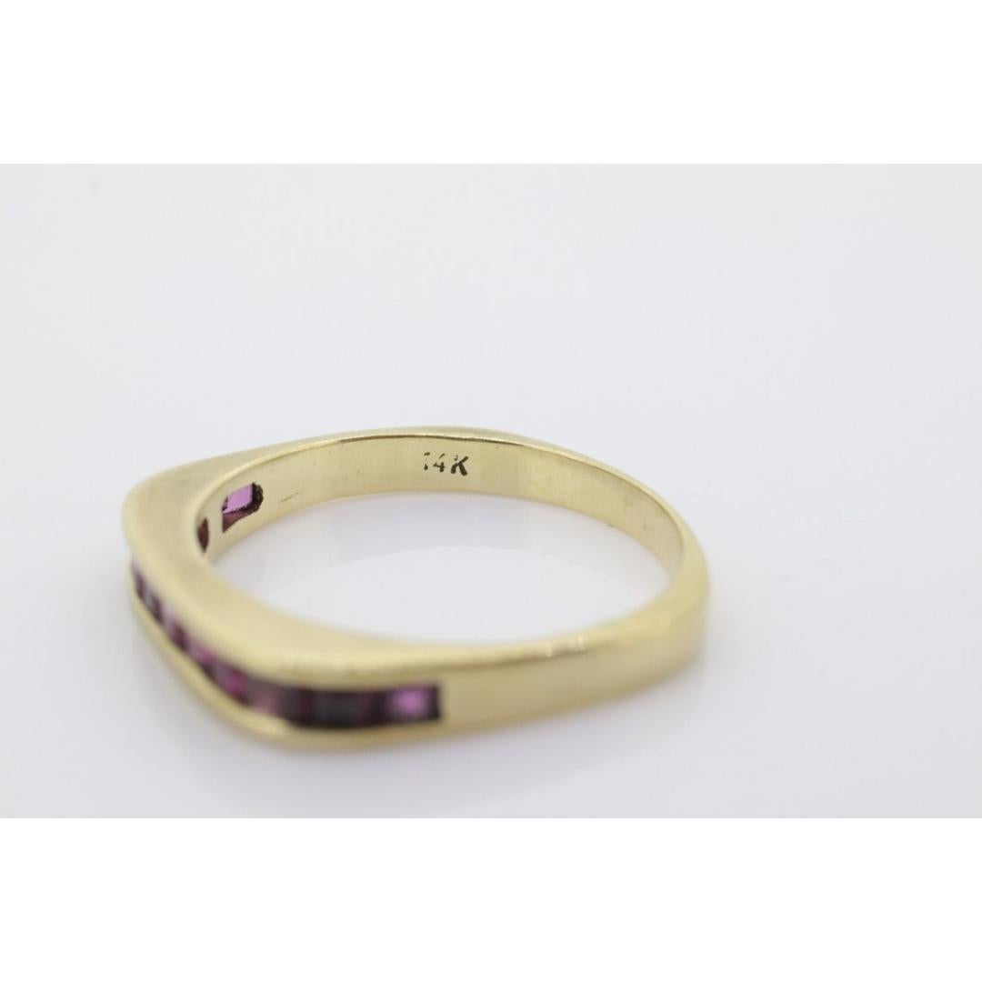 Anillo Eternidad Medio Rubí 14k. Vástago Euro de fondo plano. Un anillo de oro de 14 quilates con el Príncipe en venta 4