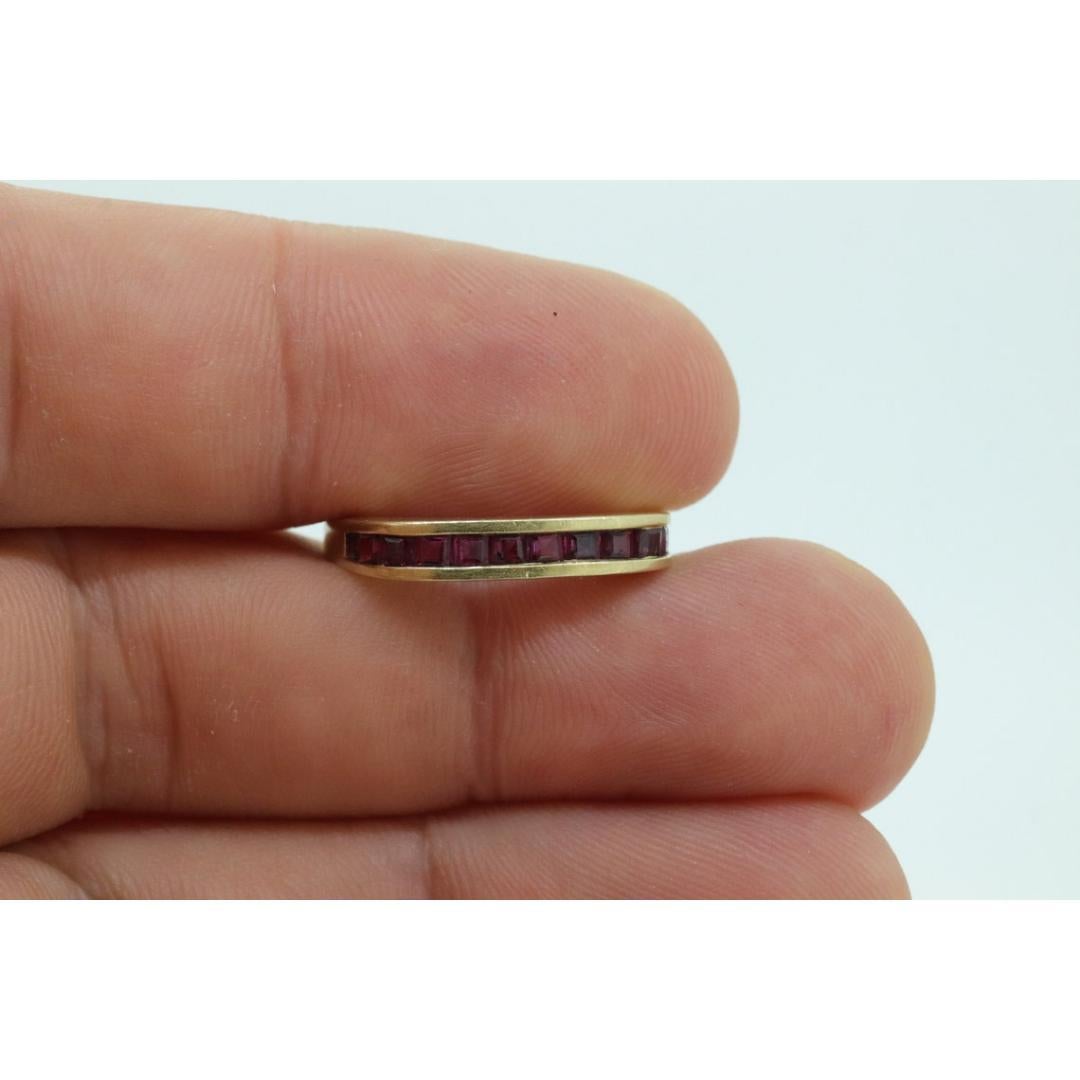 Anillo Eternidad Medio Rubí 14k. Vástago Euro de fondo plano. Un anillo de oro de 14 quilates con el Príncipe en venta 5