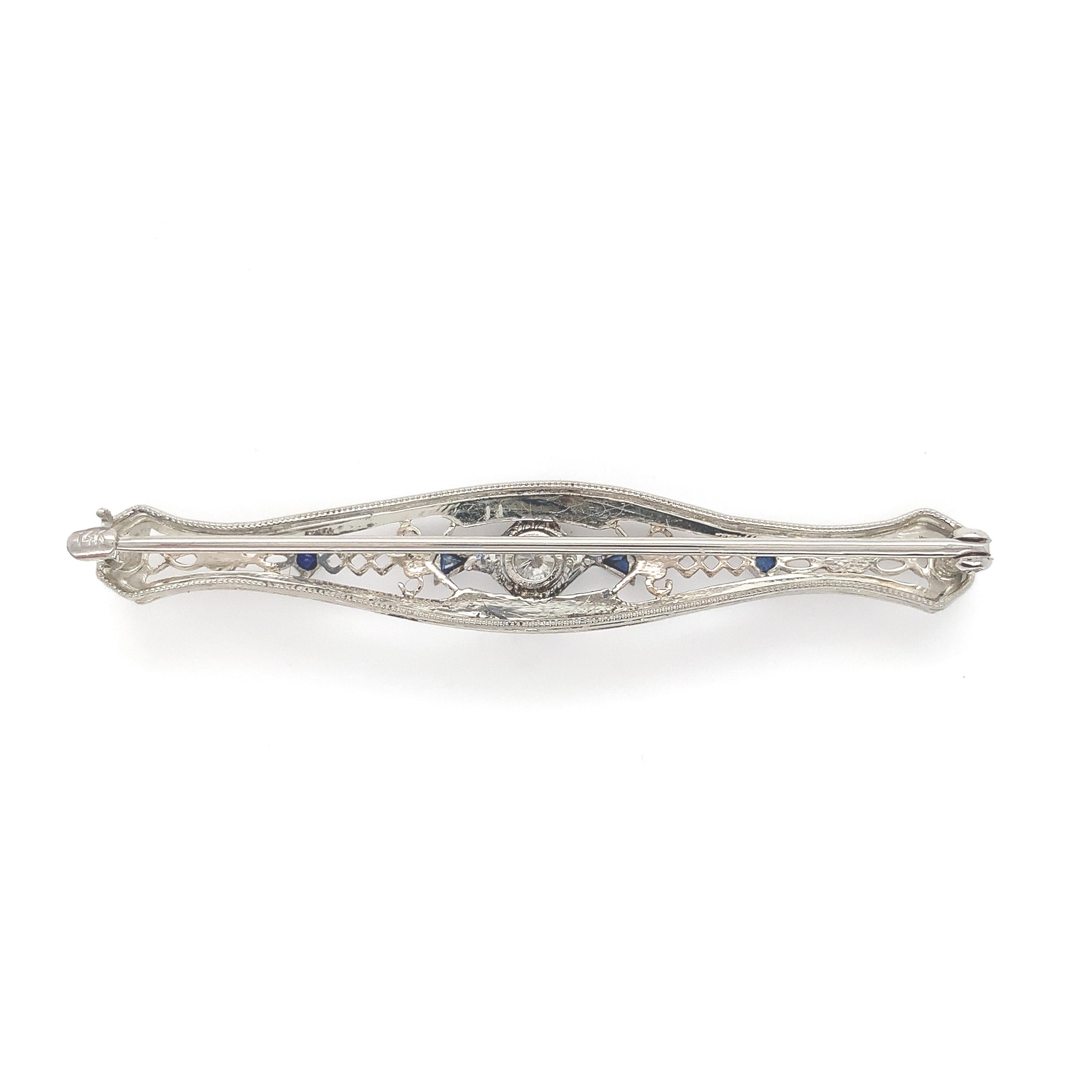 14K Filigrane Diamant-Bar-Anstecknadel mit Platinplatte und synthetischen Saphir-Akzenten (Rundschliff) im Angebot