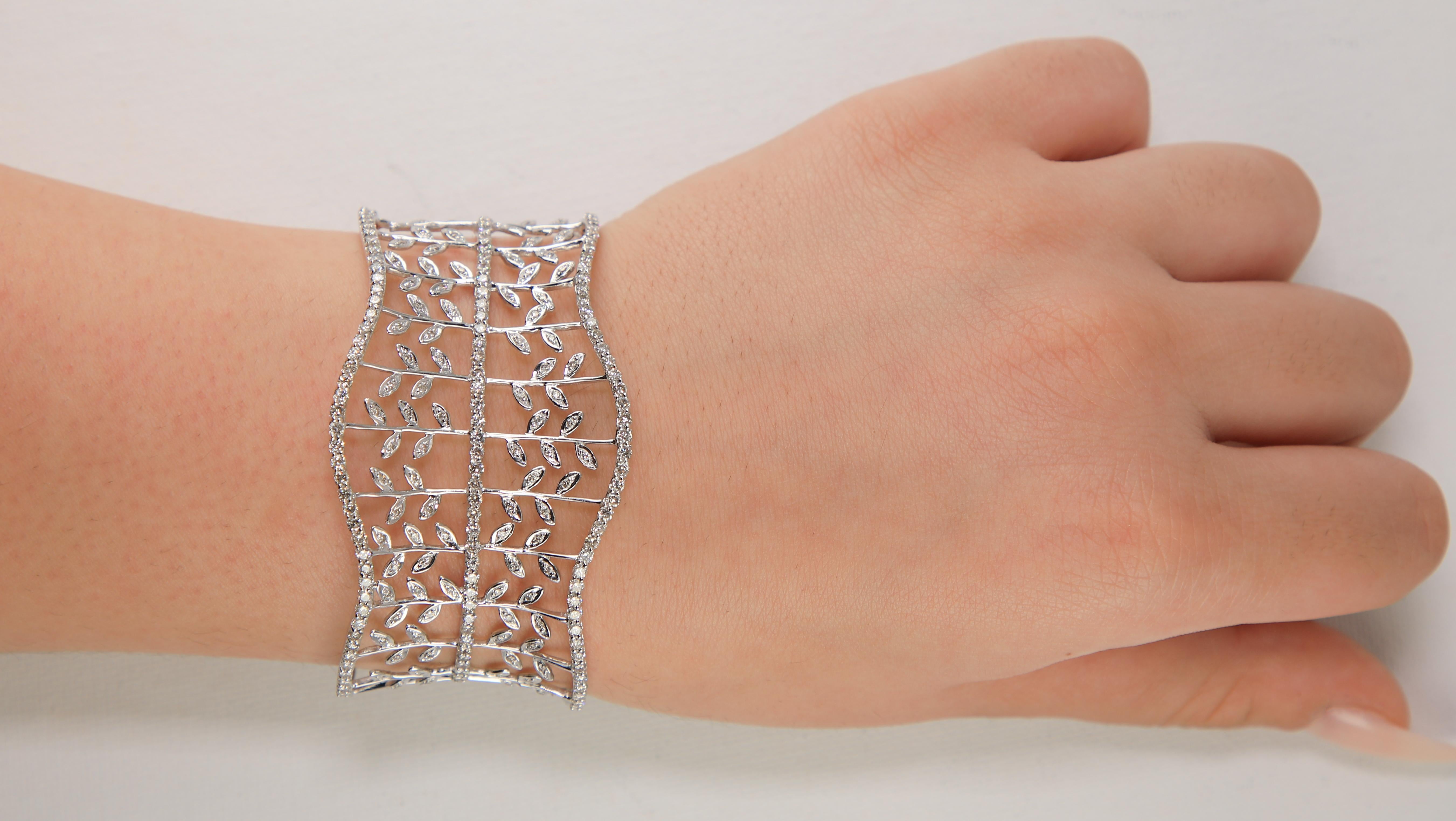 Bracciale largo con fiori e foglie 14k 
Bracciale glamour con diamanti in oro bianco 14k. Questo splendido pezzo ha 3,86 carati di diamanti incastonati su tutto il bracciale. Questo bellissimo pezzo ha un dettaglio molto intricato di foglie