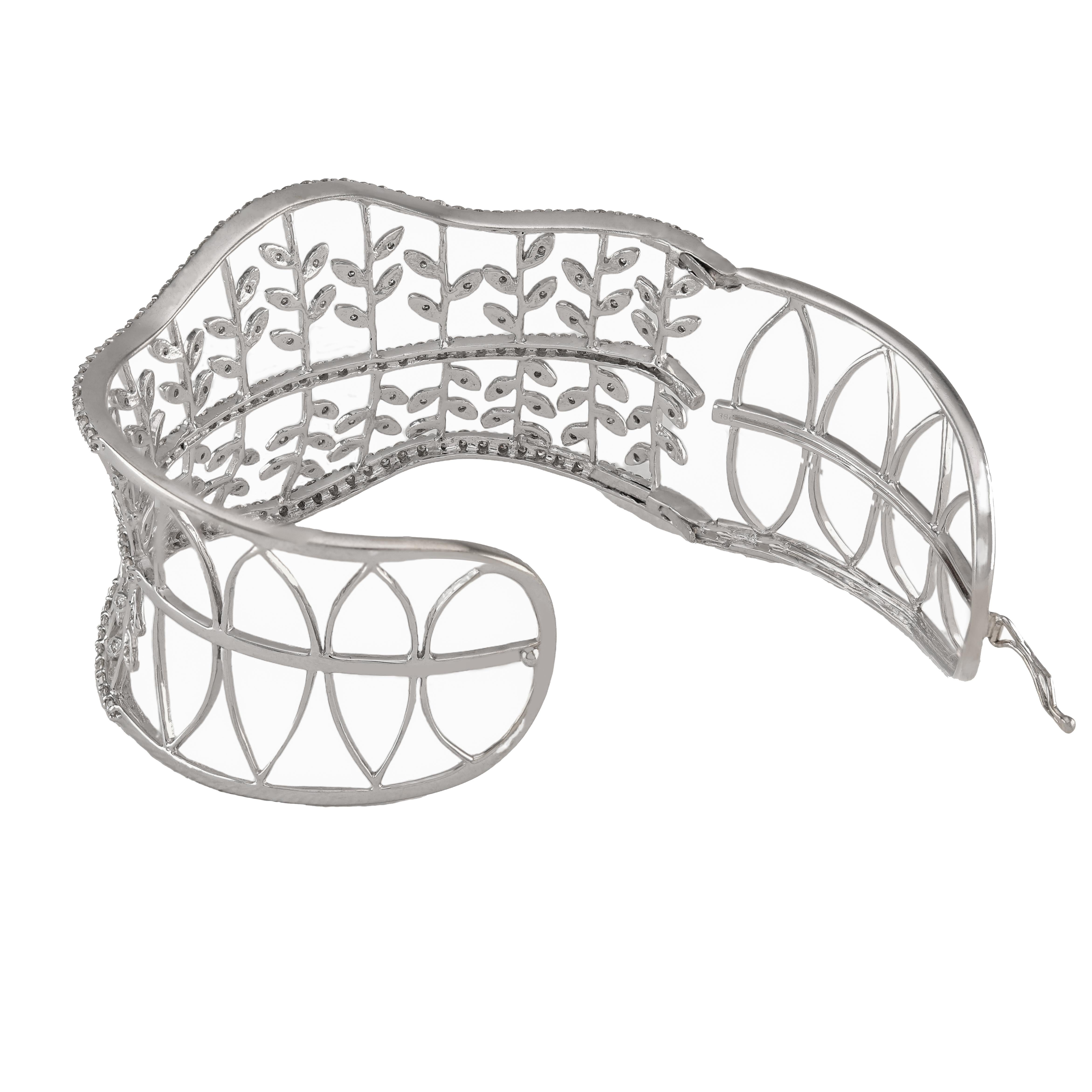 Taglio rotondo Bracciale largo con fiori e foglie in 14 carati in vendita